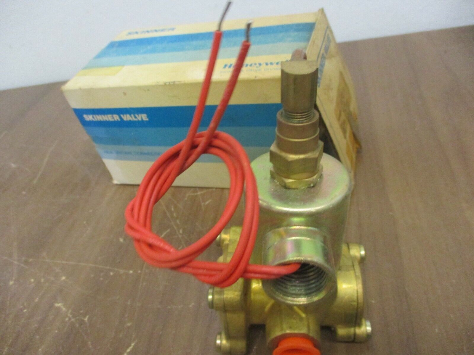 Honeywell Skinner Solenoid Valve LP3LB3150 120V@60Hz 110V@50Hz New Surplus