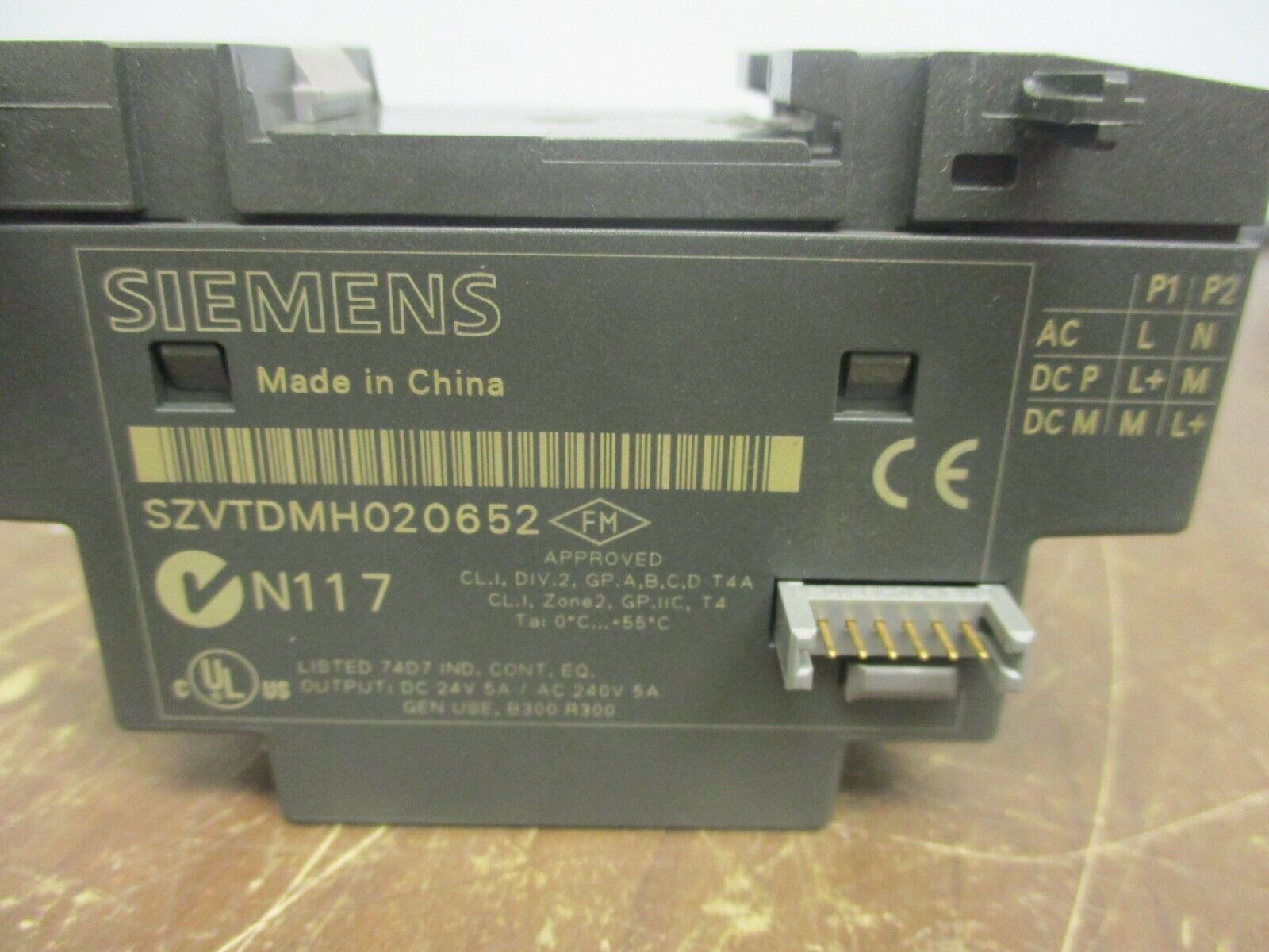 Siemens DM8 24R Expansion Module 6ED1 055-1HB00-0BA0 *Missing (1) Mounting Clip*