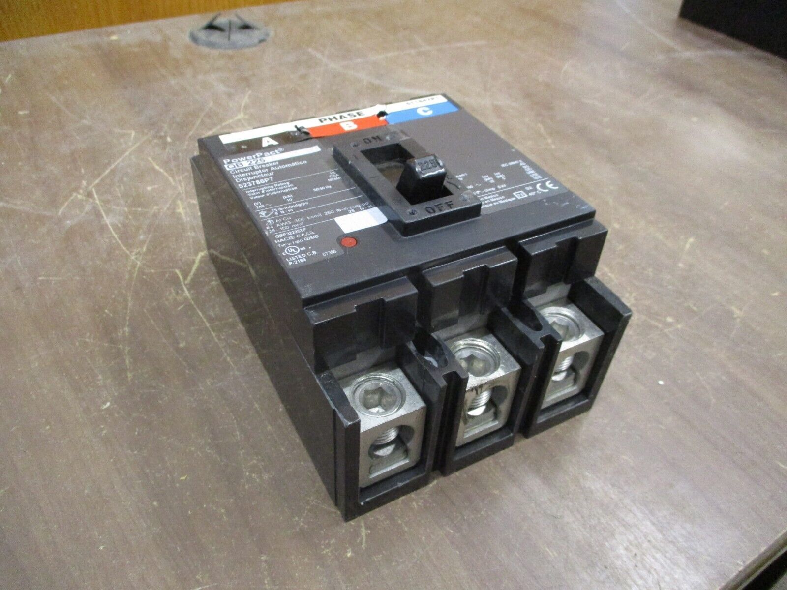 Square D PowerPact QB225 Circuit Breaker QBP32225TP 225A 240V 3P Used