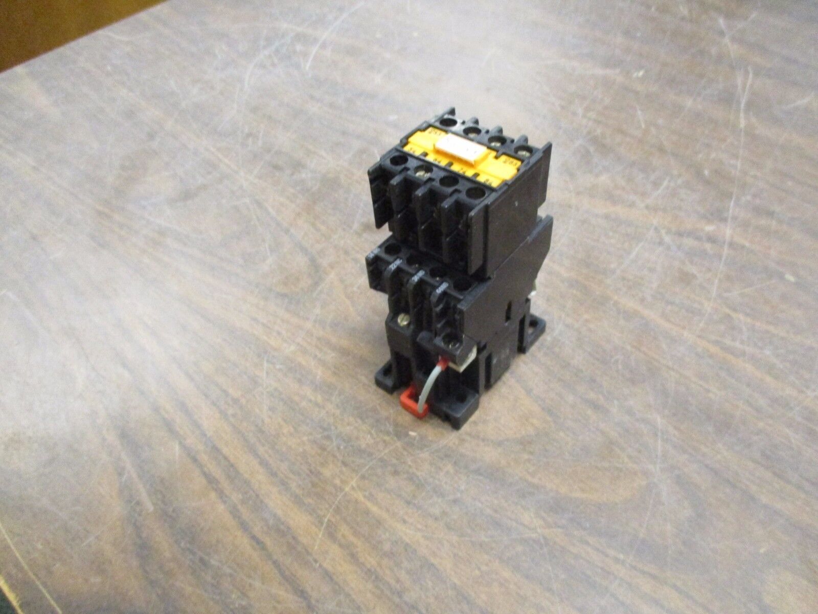 Telemecanique Contactor w/ Aux Contact Block CA2-DN1319.A65 220-240V Coil Used
