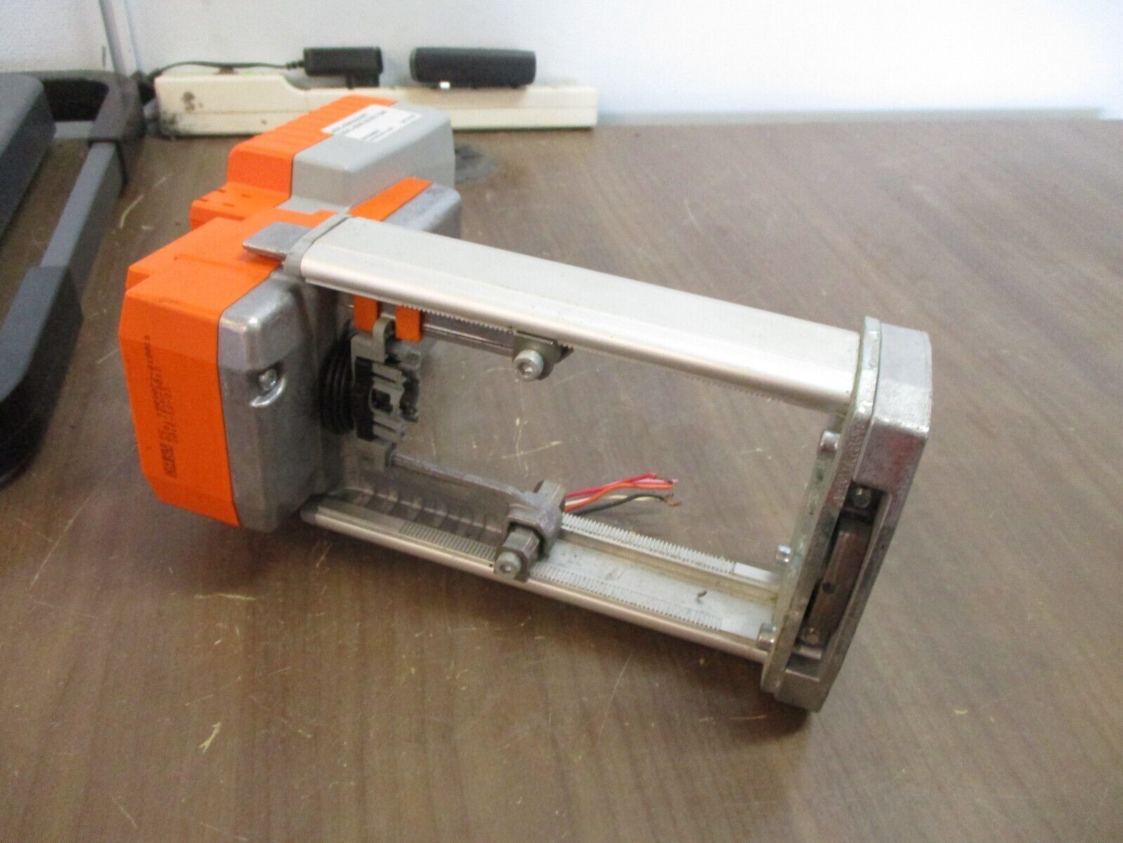 Belimo Valve Linkage SVKX24-MFT 340lbf/1500N 24V AC/DC Nema 2 Used