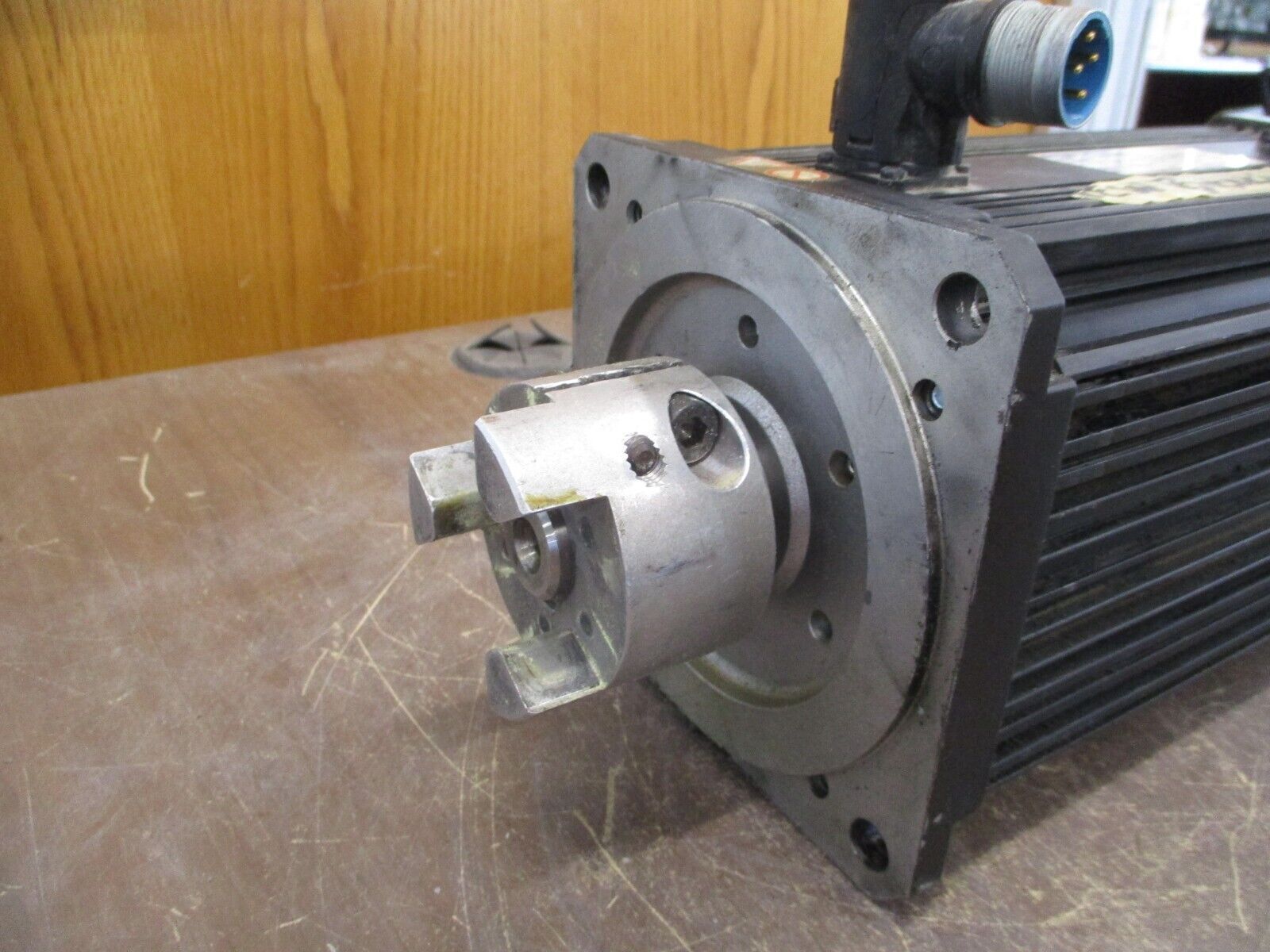 Lenze AC Servo Motor MDFKARS080-22 3.9KW 390V 9.1A 120Hz 3455RPM Used