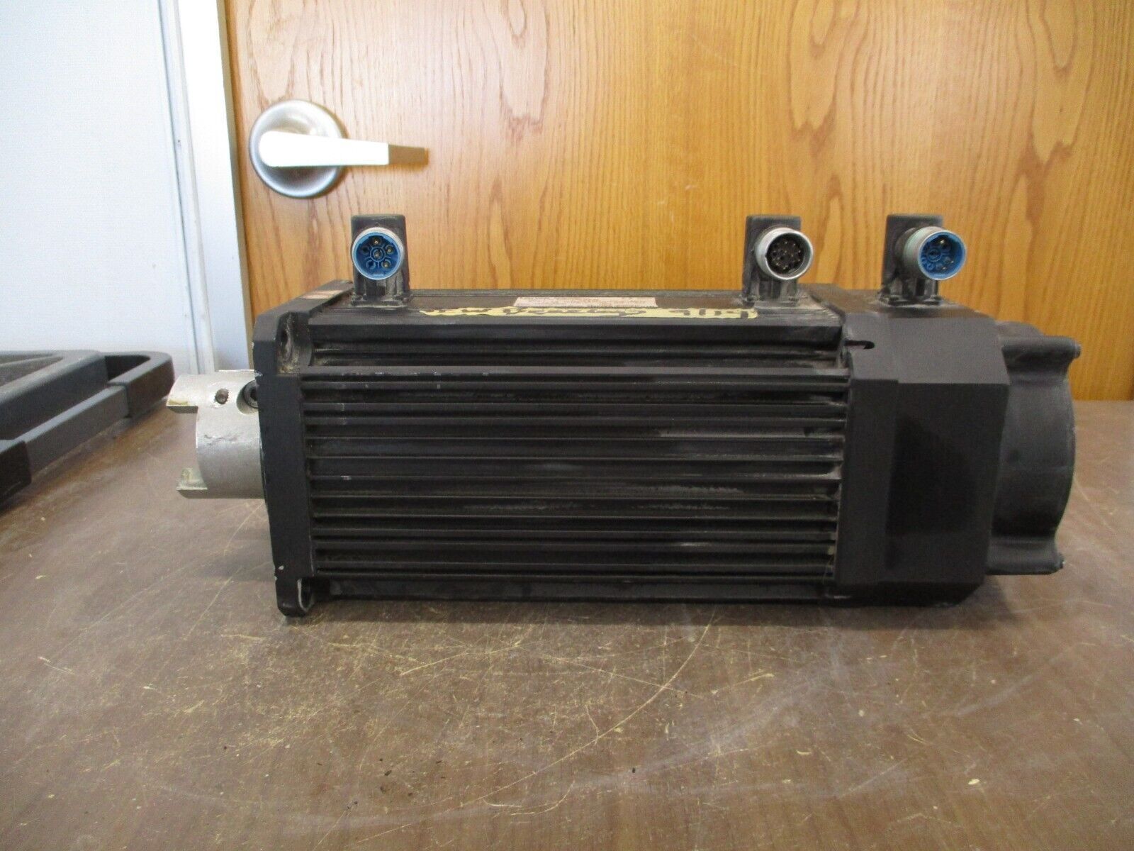 Lenze AC Servo Motor MDFKARS080-22 3.9KW 390V 9.1A 120Hz 3455RPM Used