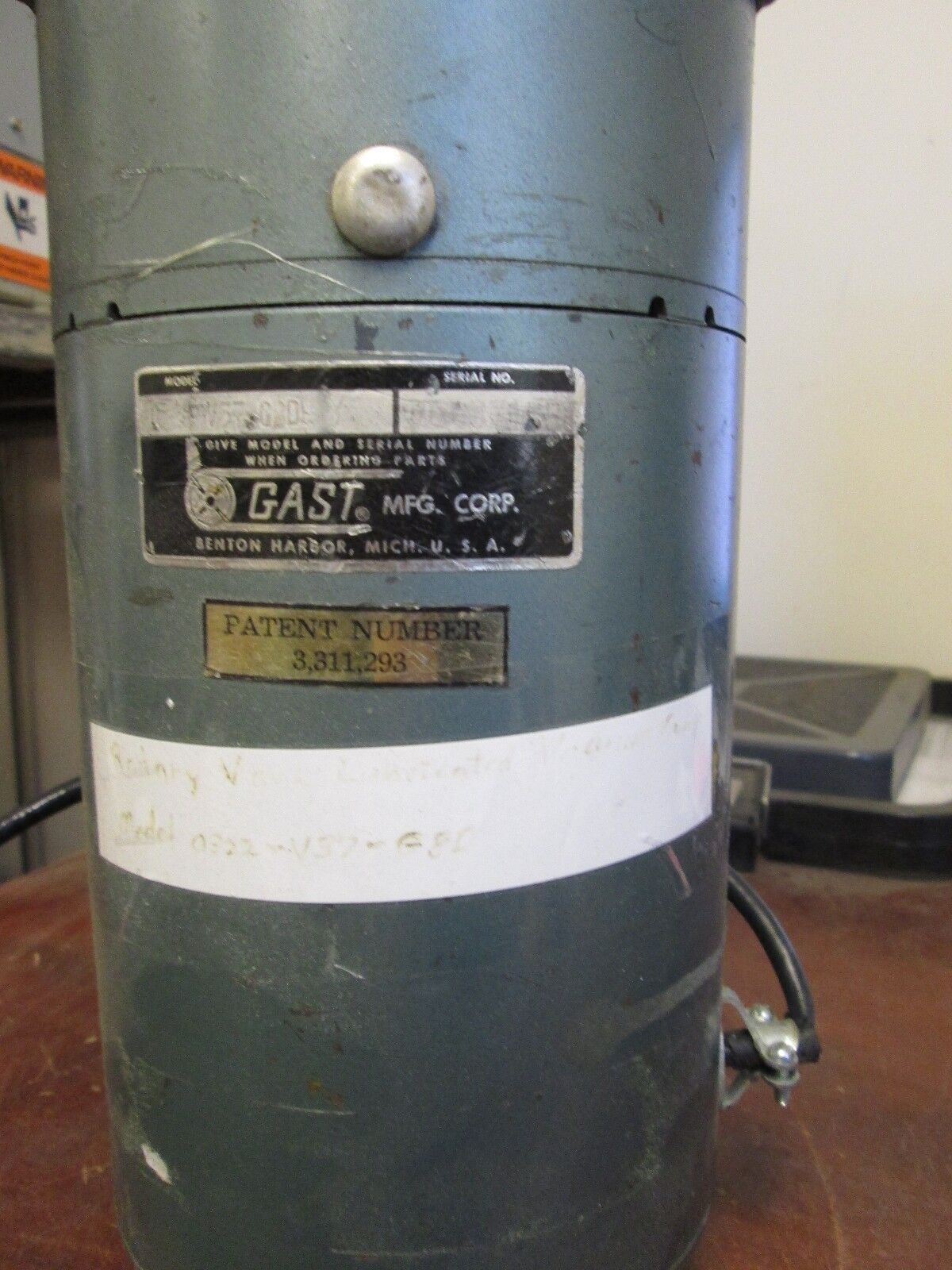 Gast Rotary Valve Lubricated Vacuum Pump 0322-V37-G8D 1/6HP 1Ph 115V 60Hz Used