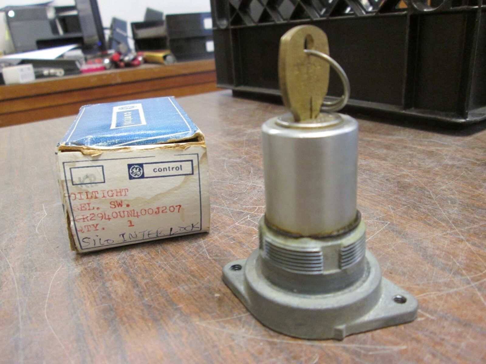 GE Oiltight Keyed Selector Switch CR2940UN400J207 w/ key New Surplus