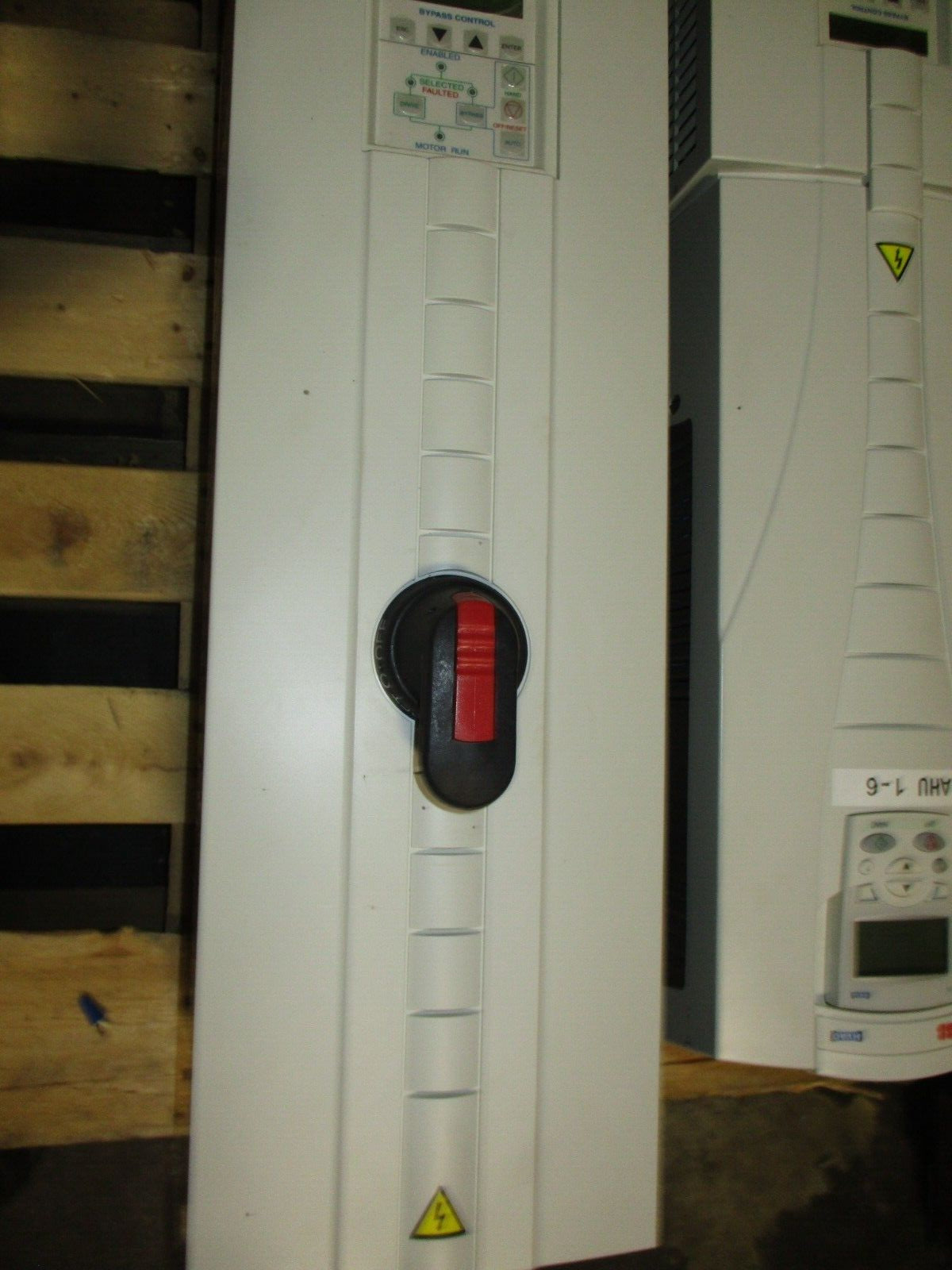 ABB ACH550 AC Drive w/ Bypass ACH550-VCR-059A-4+F267 40HP 3Ph w/ Keypad Used