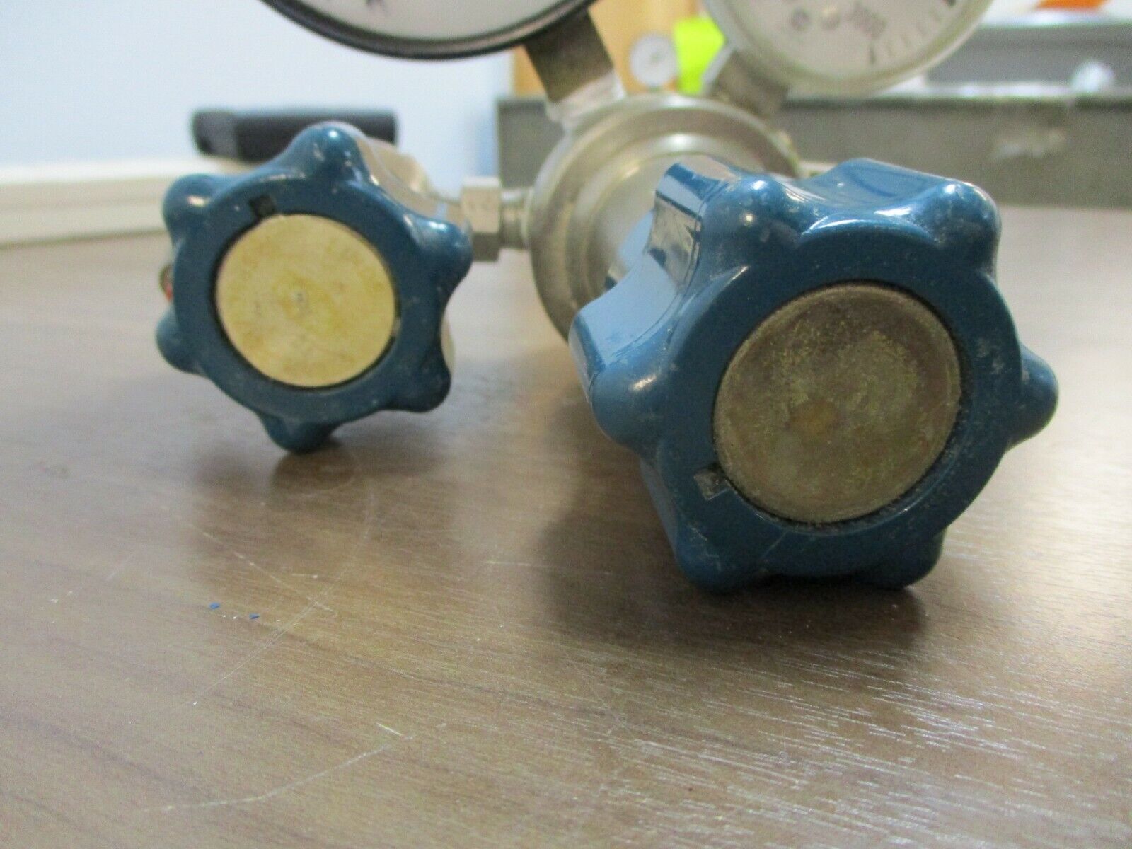 Union Carbide Gas Regulator UPC 3 500 320 *Chipped Valve* Used