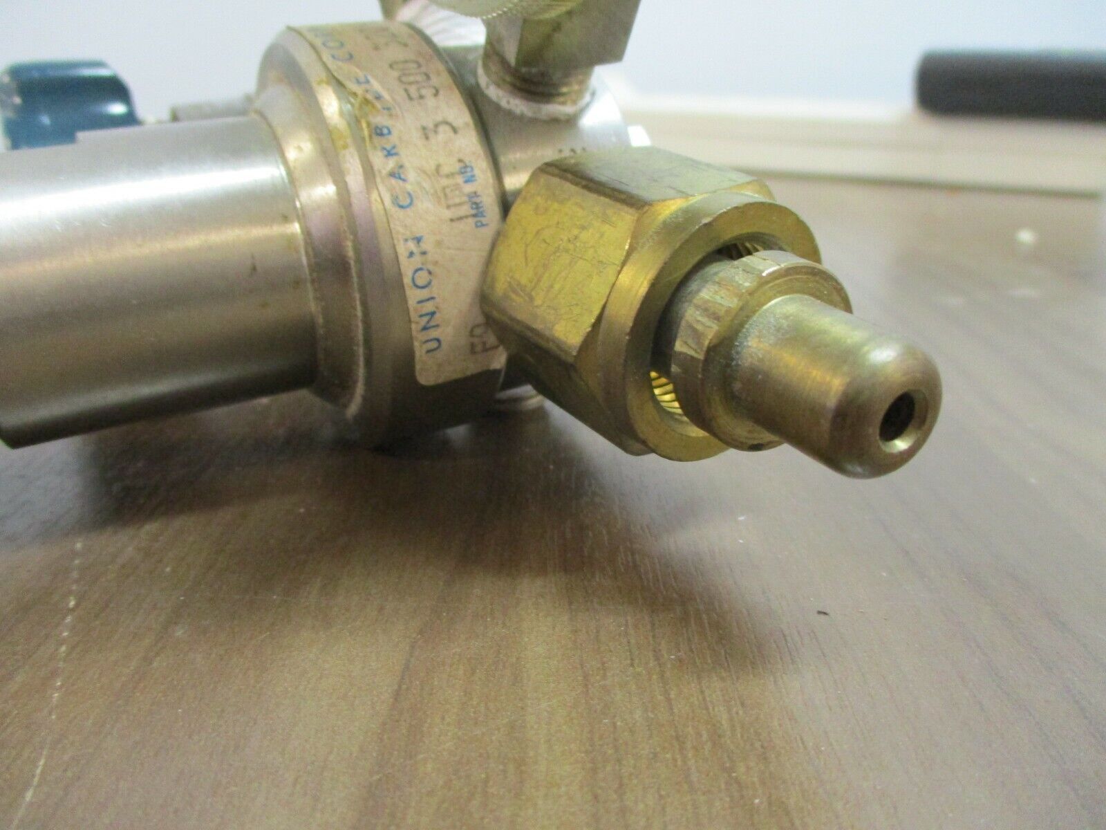 Union Carbide Gas Regulator UPC 3 500 320 *Chipped Valve* Used