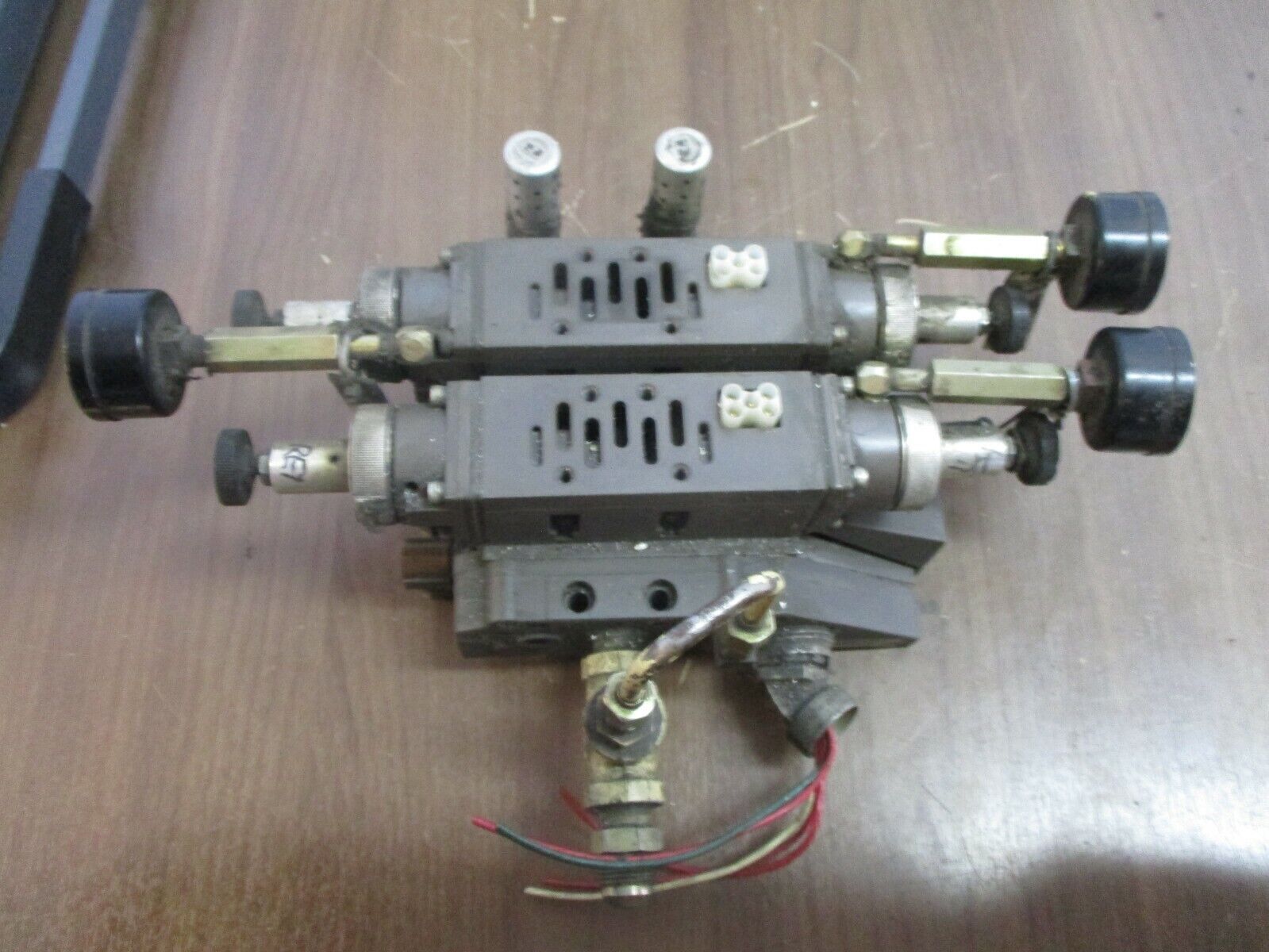 Ross Manifold Base 493N86 w/ (2) Sub Base Model #: 966N41 Used