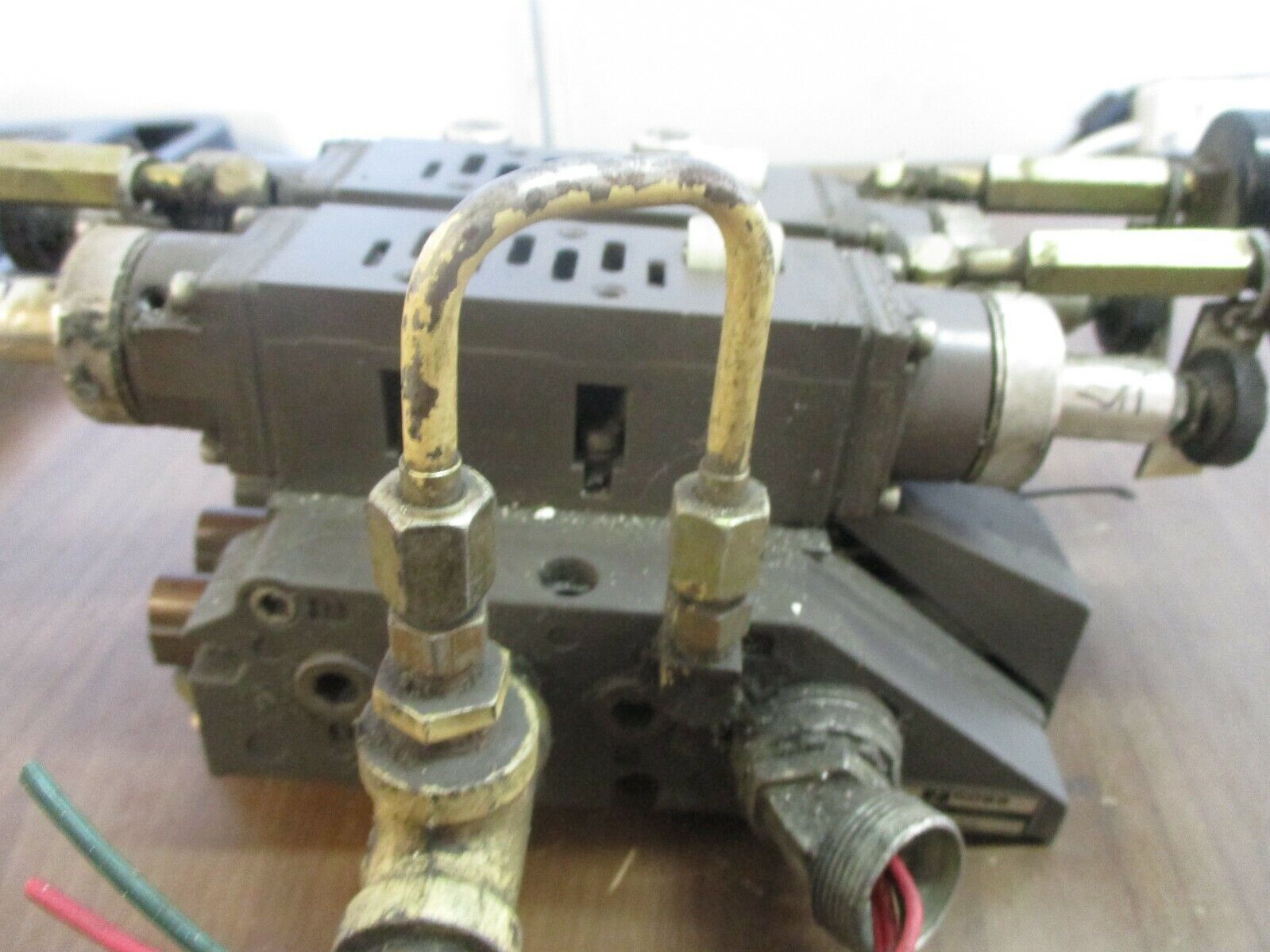 Ross Manifold Base 493N86 w/ (2) Sub Base Model #: 966N41 Used