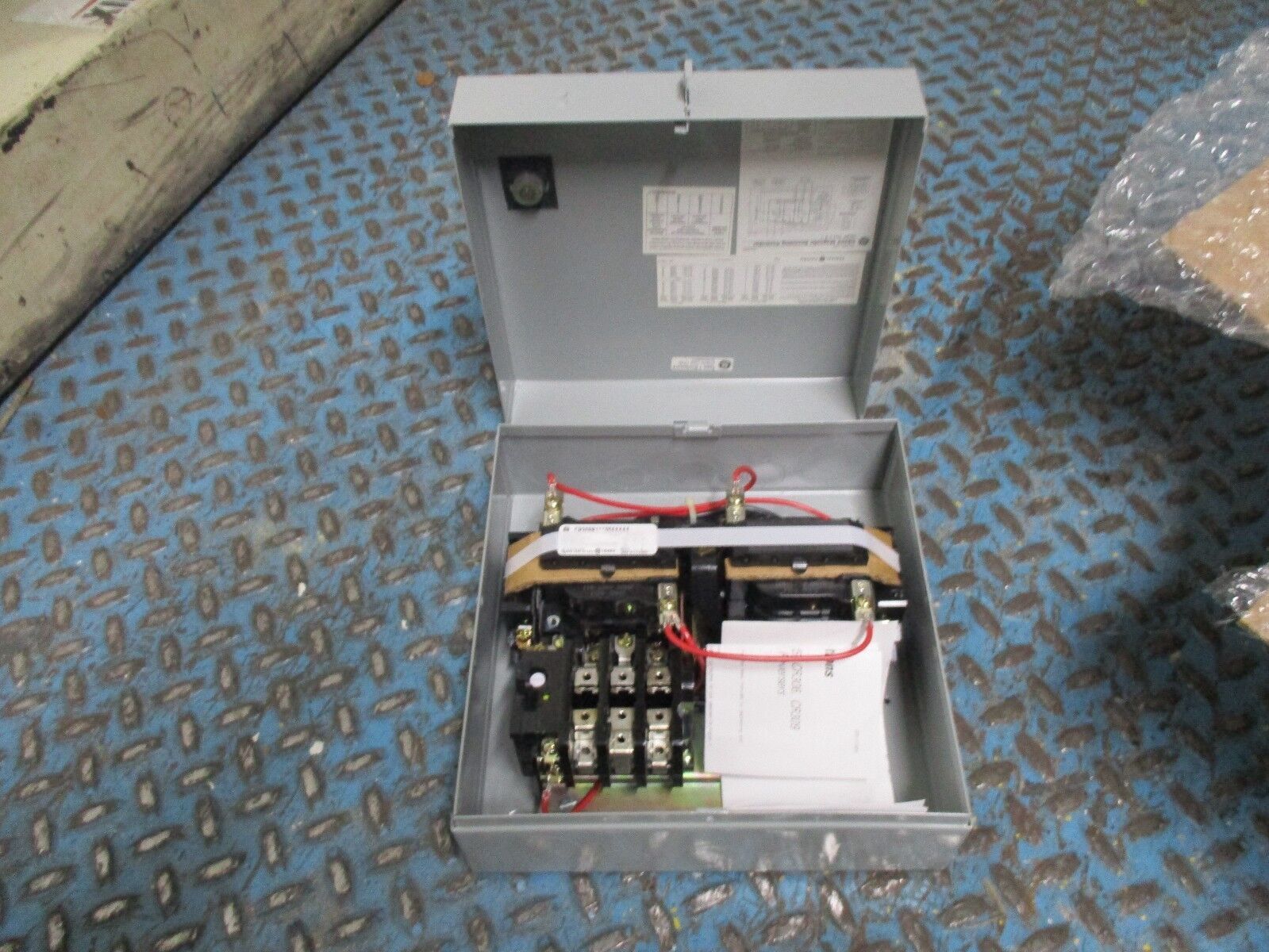 GE Enclosed Reversing Starter CR309B10200AAAAA 115-120V Coil Size 0 3P New Surpl