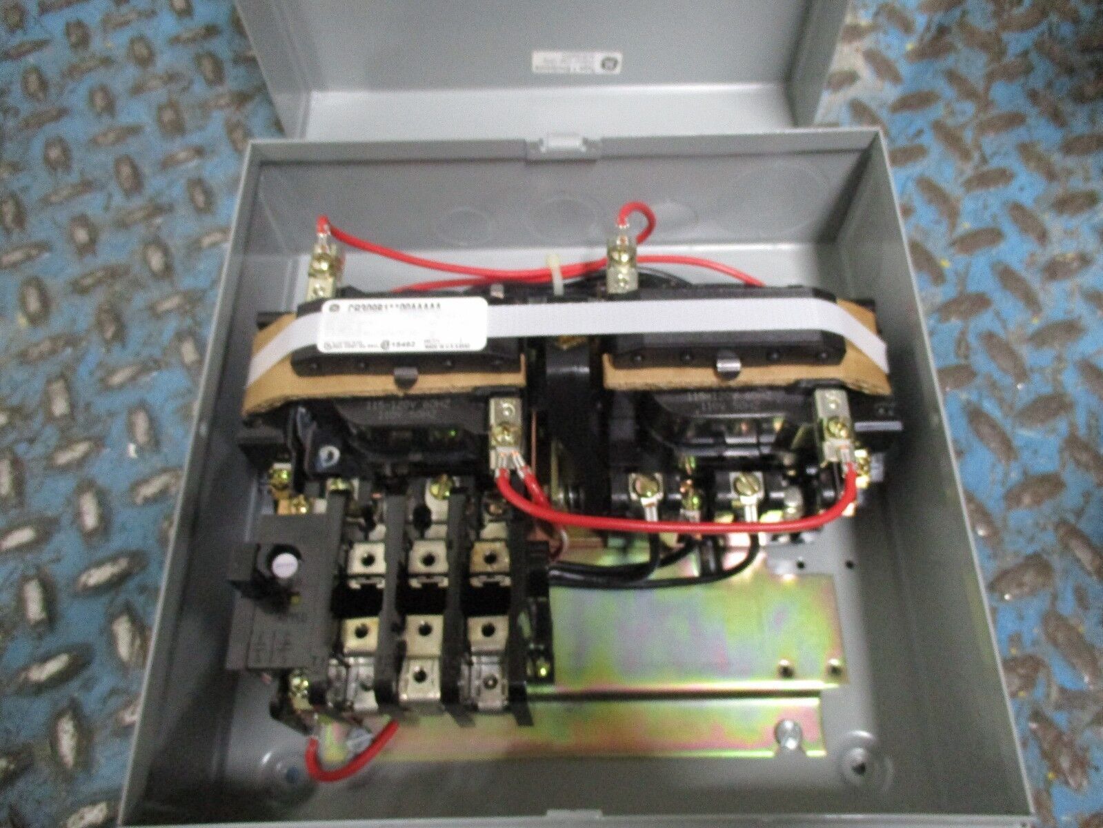 GE Enclosed Reversing Starter CR309B10200AAAAA 115-120V Coil Size 0 3P New Surpl