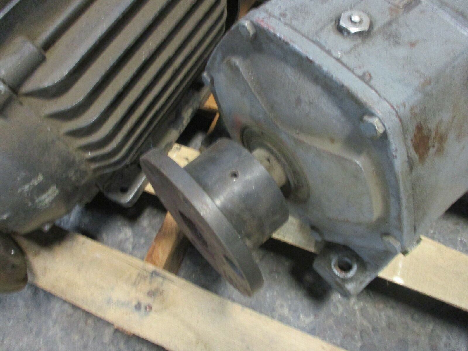 US Motors Series 2000 Reducer 2402SB37.1AP Ratio 7.1 Used