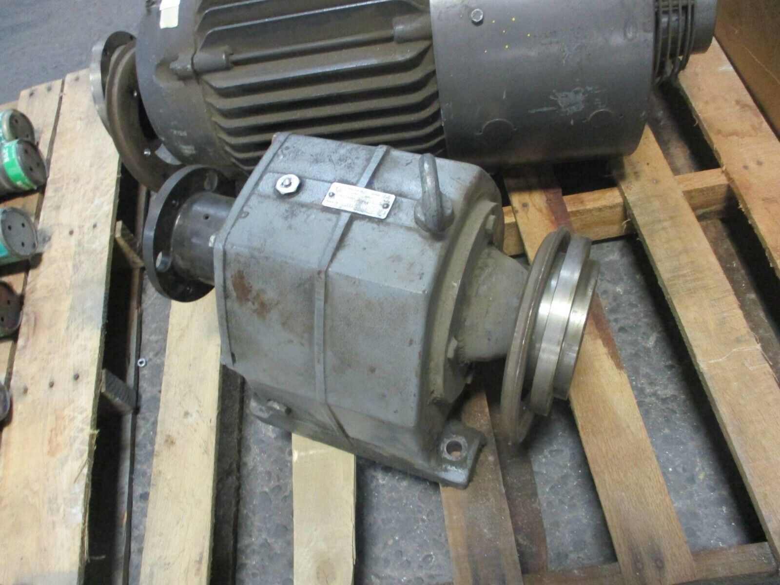 US Motors Series 2000 Reducer 2402SB37.1AP Ratio 7.1 Used