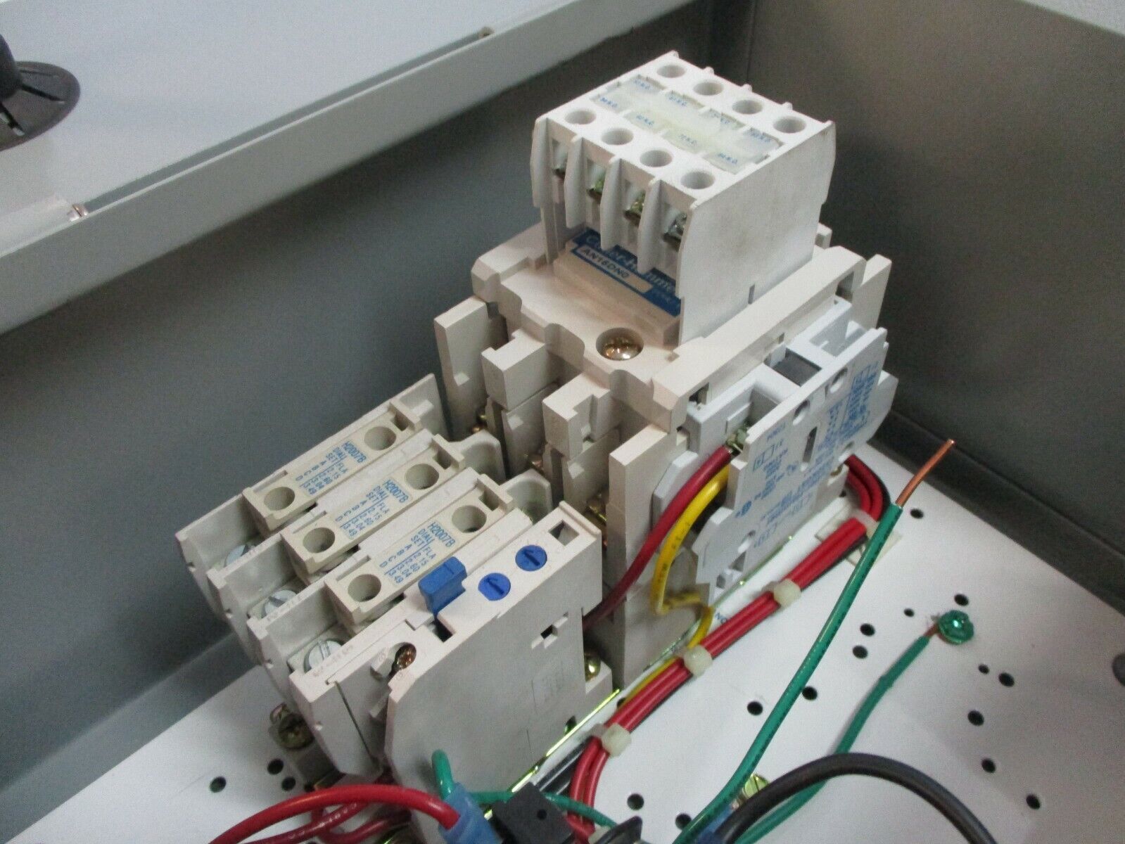 Eaton Enclosed Size 1 Starter ECN0711CHA Ser. A1 27A Type 1 Enclosure Used