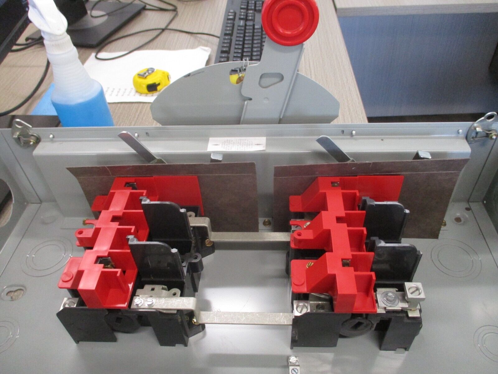 Eaton Double-Throw Non-Fusible Safety Switch/Disconnect DT223UGK 100A 240V 2P