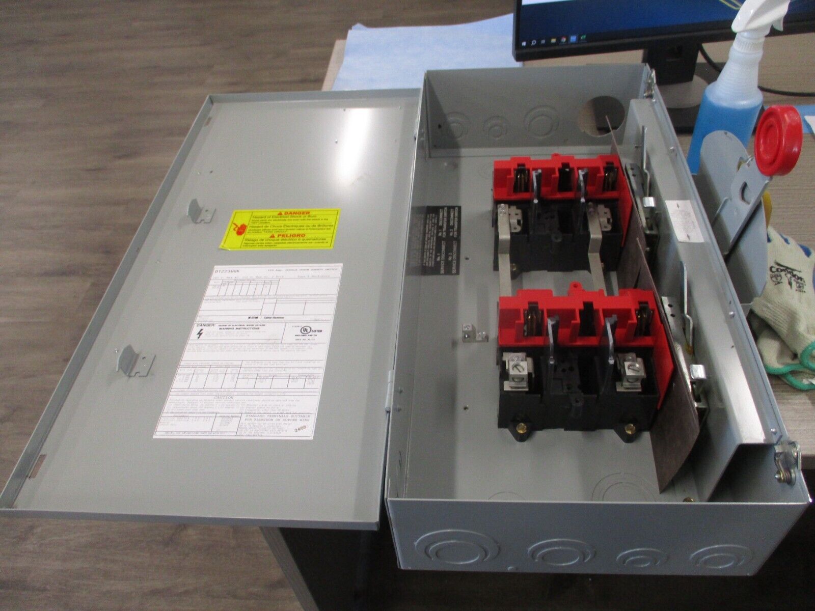 Eaton Double-Throw Non-Fusible Safety Switch/Disconnect DT223UGK 100A 240V 2P