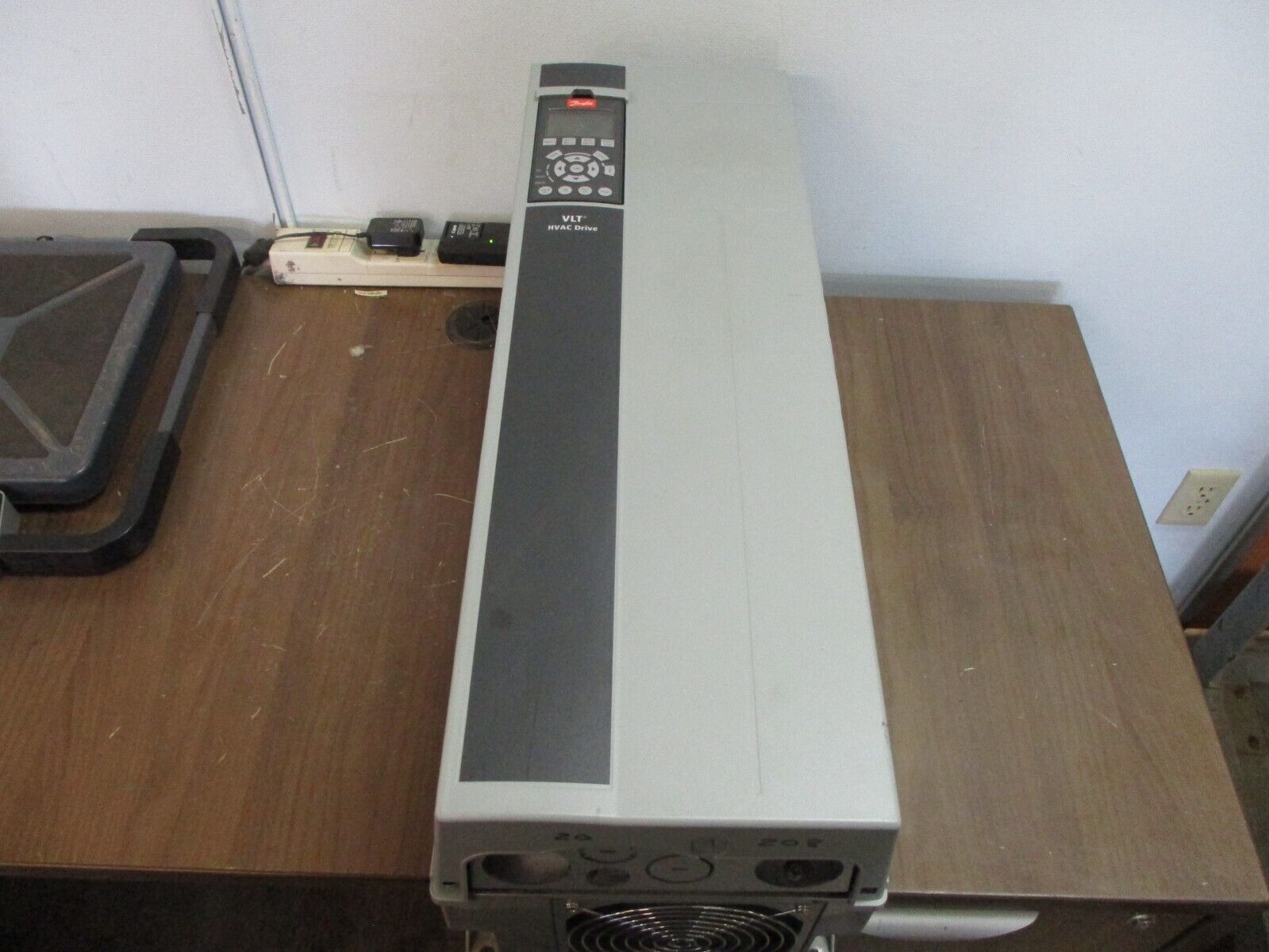 Danfoss VLT AC Drive 131B9878 20HP 3Ph w/ Keypad *Missing Cover Screw* Used