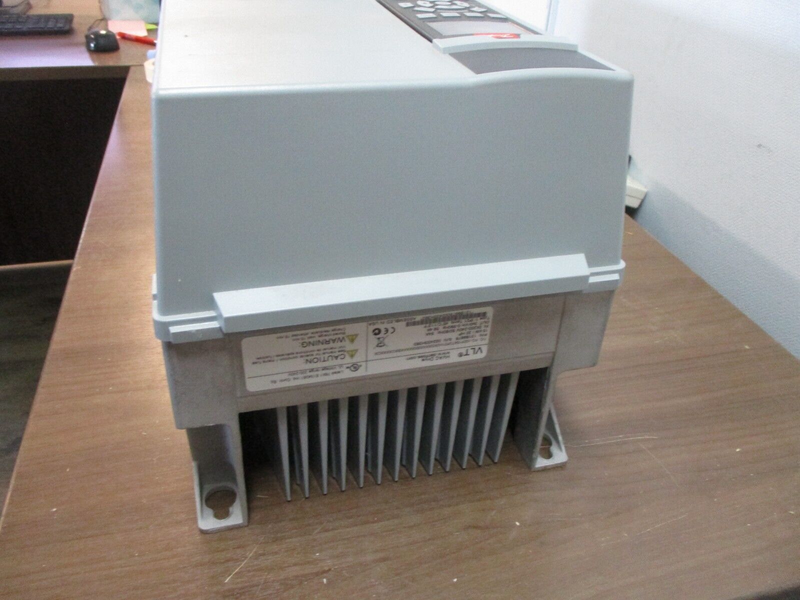 Danfoss VLT AC Drive 131B9878 20HP 3Ph w/ Keypad *Missing Cover Screw* Used