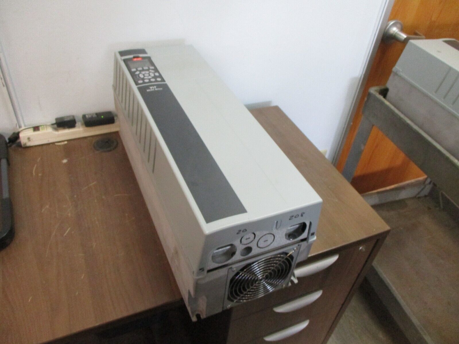 Danfoss VLT AC Drive 131B9878 20HP 3Ph w/ Keypad *Missing Cover Screw* Used