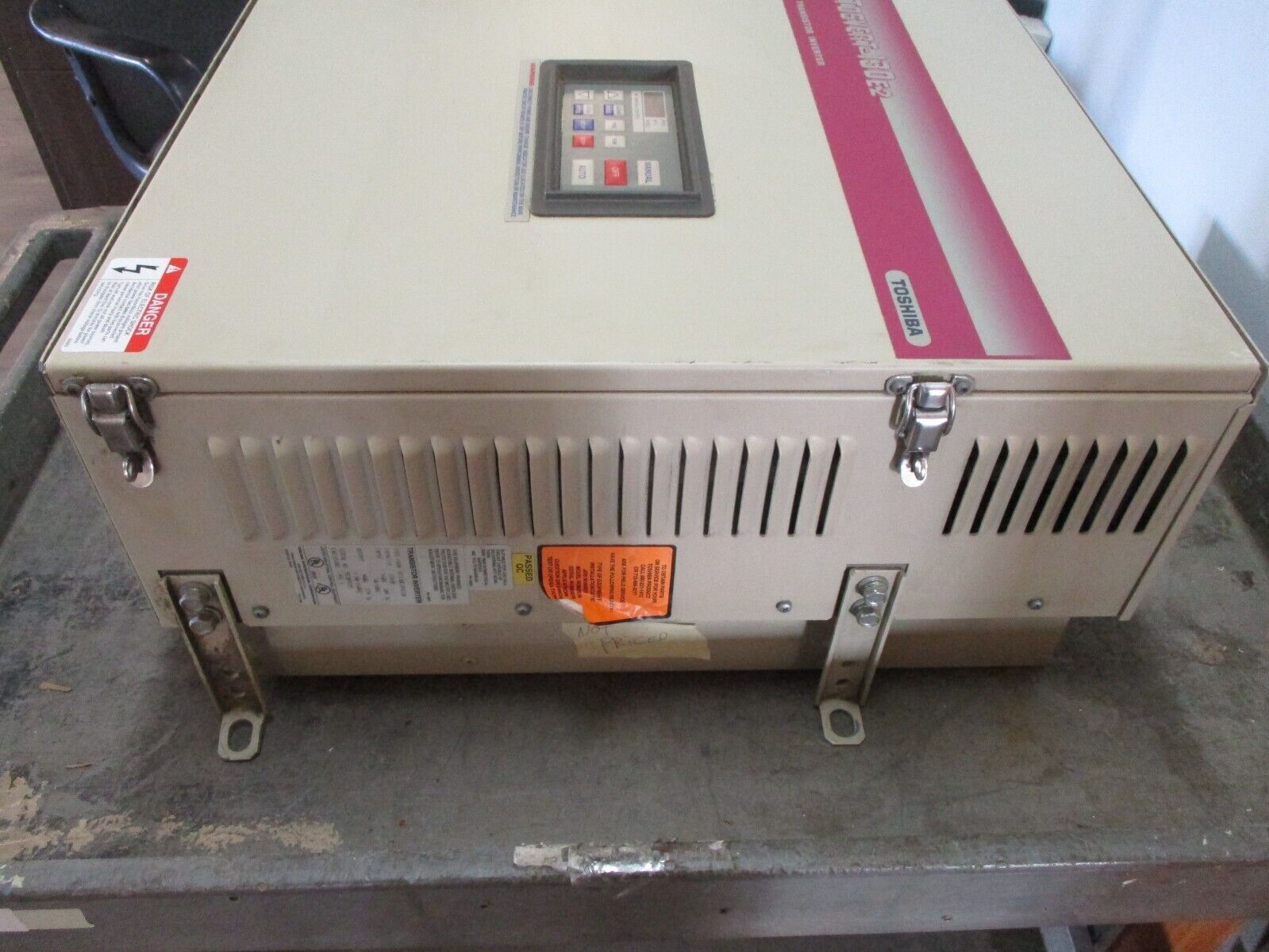 Toshiba Tosvert-130E2 AC Drive VT130E2U4220 20HP 3Ph *Cracked Cover* Used