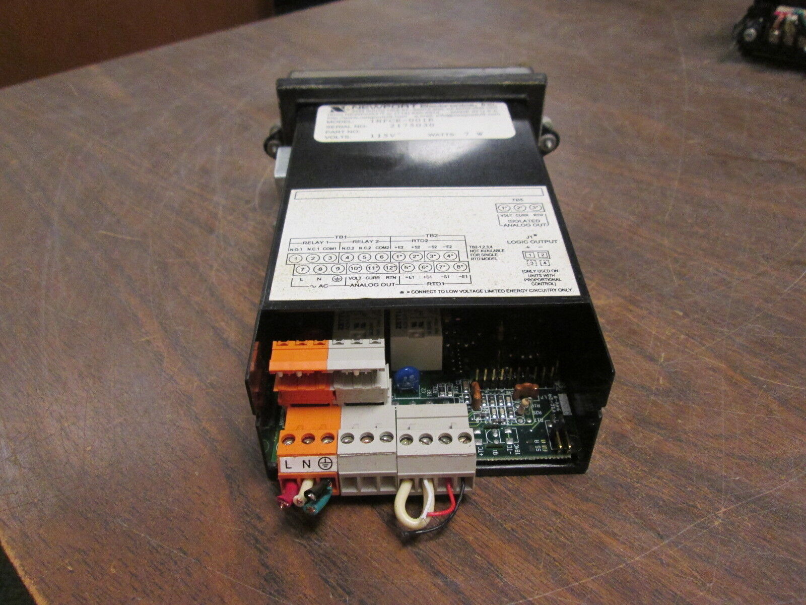 Newport Temp Controller INFCR-001B 115V 7W *Missing Terminal Cover* Used