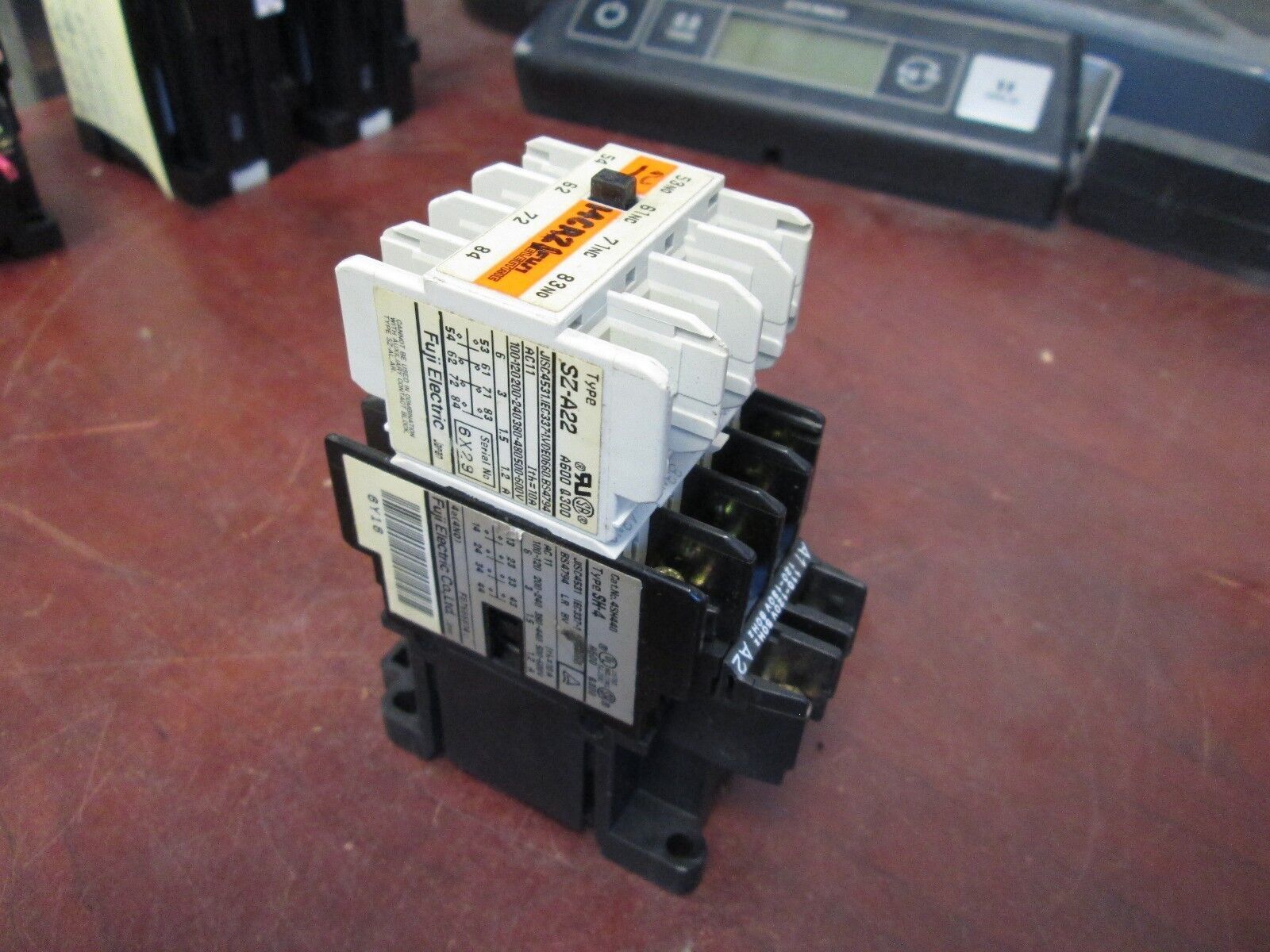 Fuji Contactor SH-4 SZ-A22 Aux 120V Coil Used