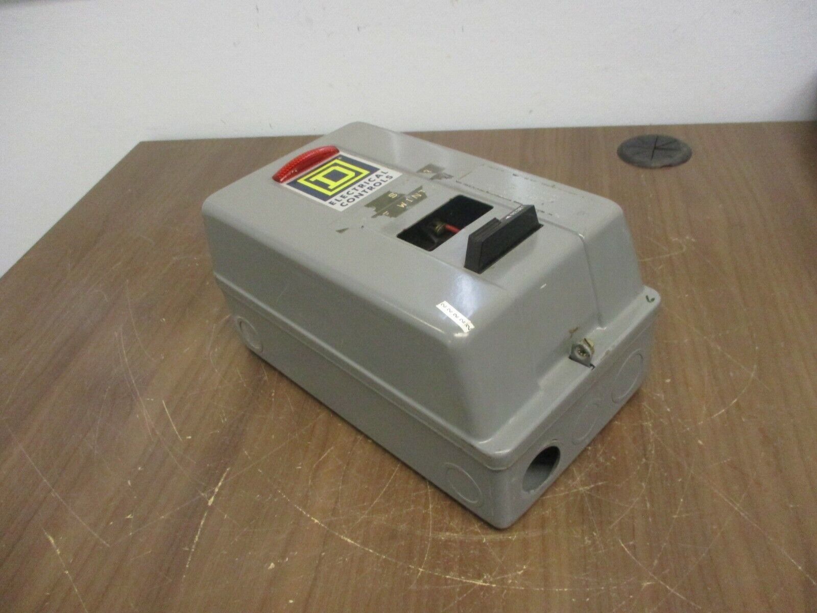 Square D Enclosed Starter 8536 SBG2 Ser. A 120V Coil 600V Type 1 Enclosure Used
