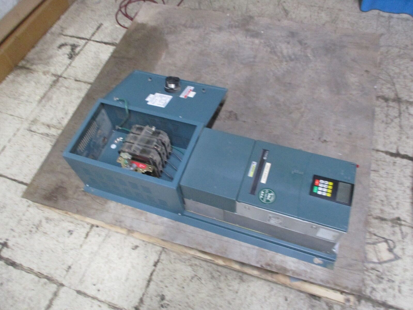 Rockwell Automation VTAC9 AC Drive w/ Disconnect 9VT401-040HTANA 30HP 3Ph Used