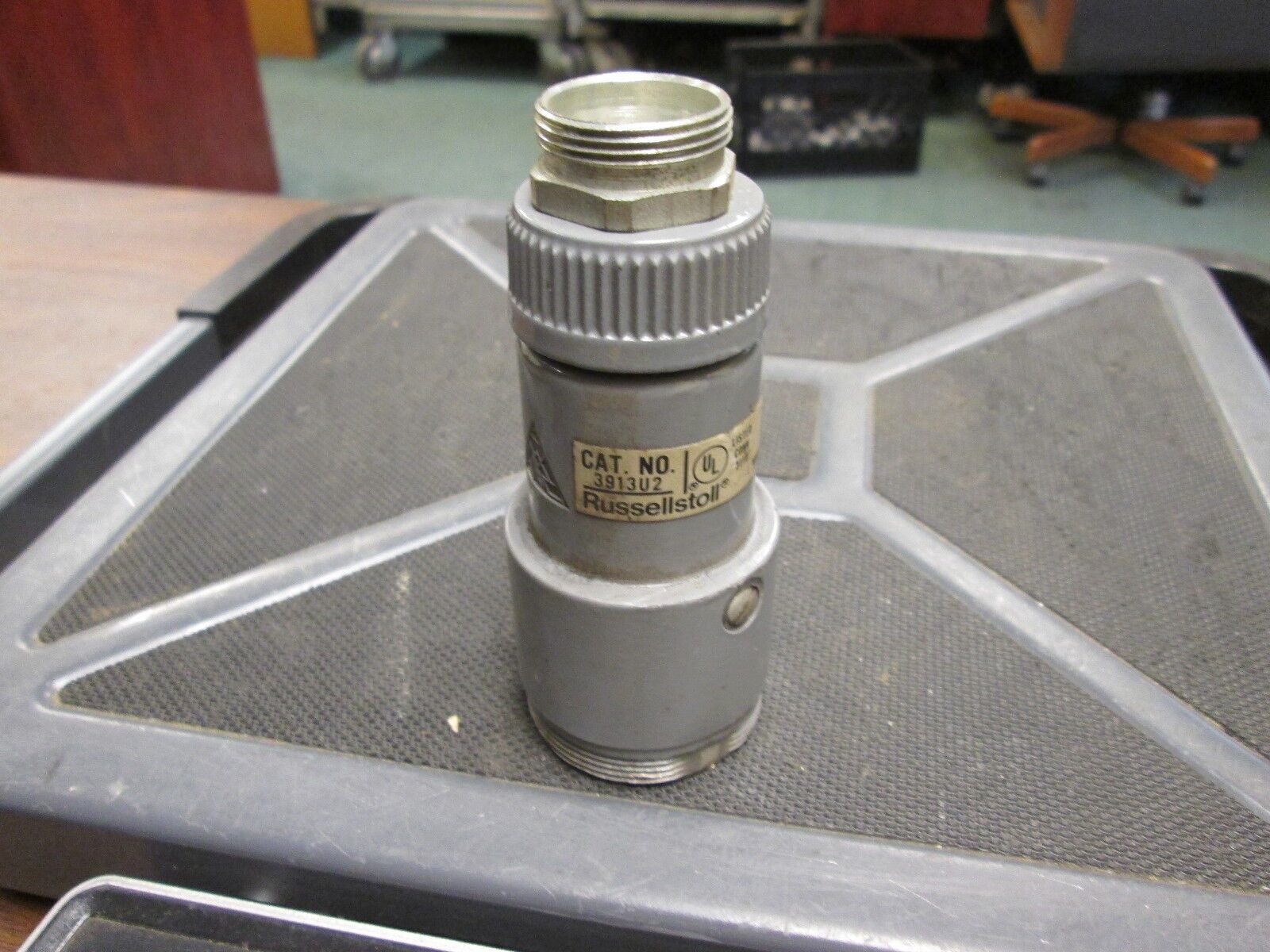 RussellStoll Connector 3913U-2 15A 250V 2P 3W Used