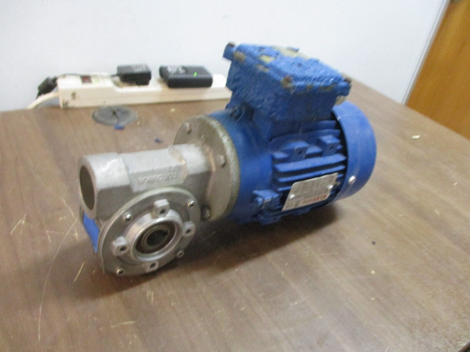 KLEE drive Gearmotor 160600670 0.3kW 1080RPM 276/480V 1.51/0.87A 60Hz Used