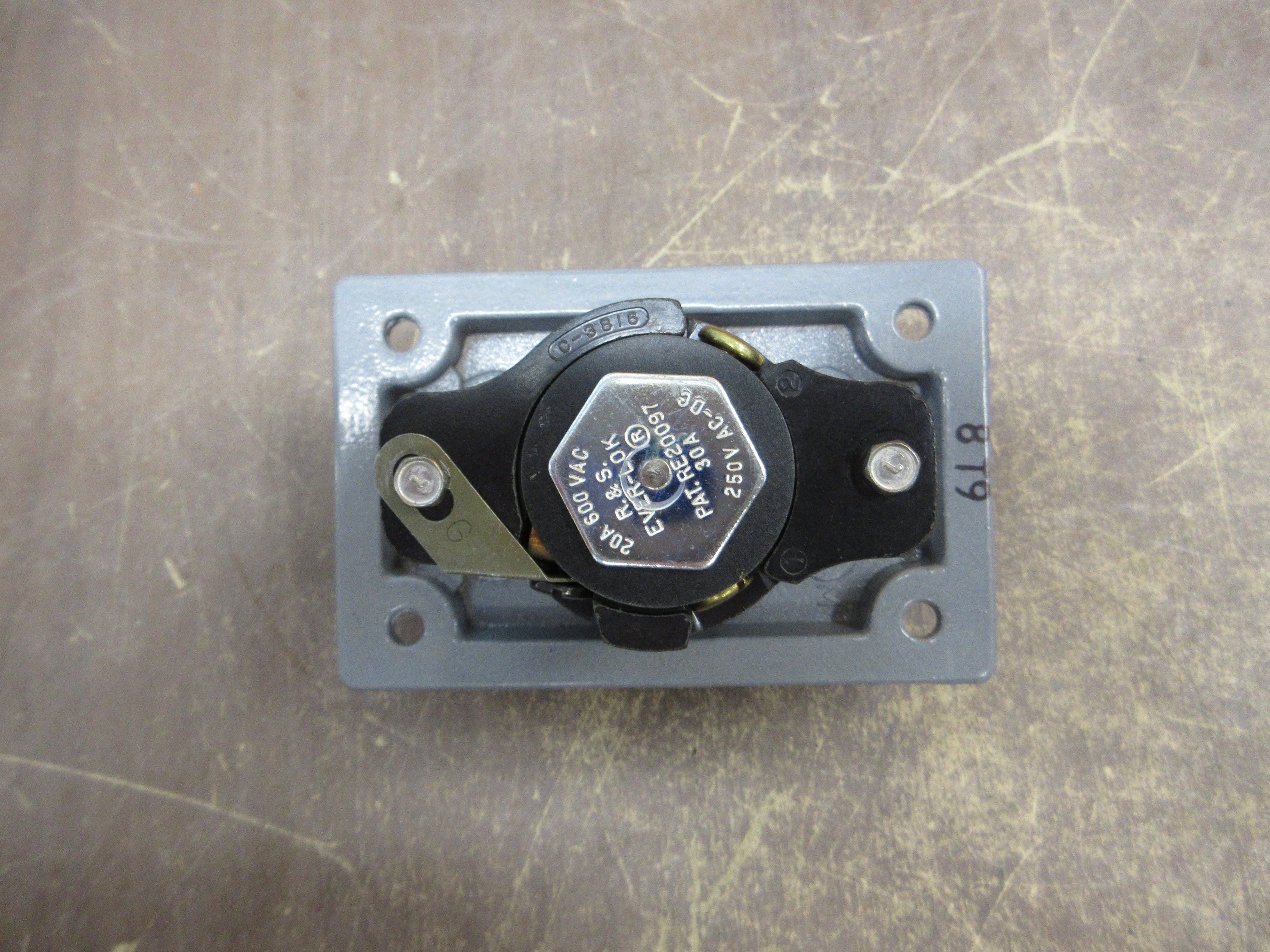 Russellstoll Receptacle 3753 30A/20A 250V/600V Used