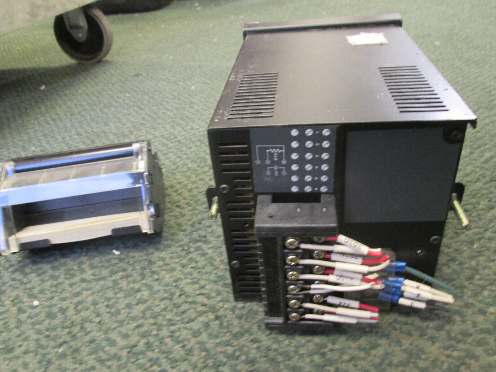 Yokogawa UR100 Recorder 4156-300-32/BU 115VAC 60Hz Used