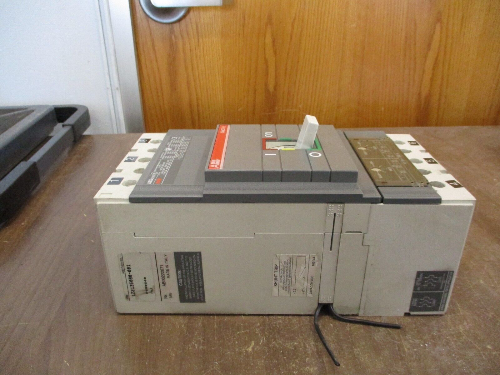 ABB SACE S5 Circuit Breaker S5N 300 300A 600V 2/24V Shunt Trip Used