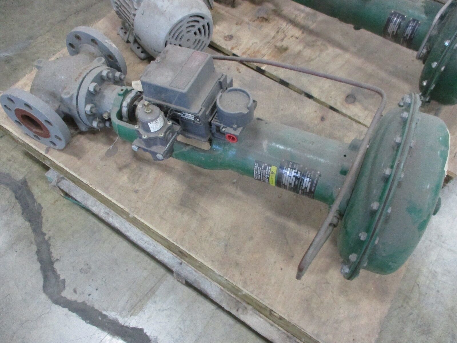 Fisher Diaphragm Control Valve w/ Positioner 667 / ED Used