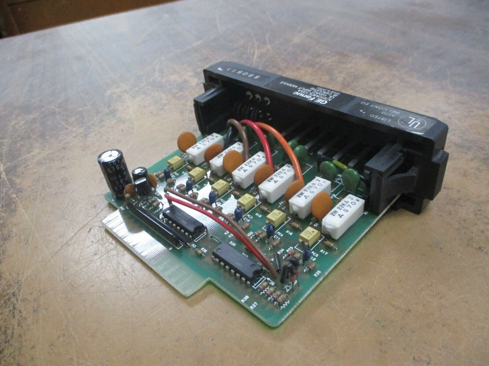 GE Fanuc Input Module IC610MDL135A 115VAC 6-Circuits *Chipped Insulator* Used