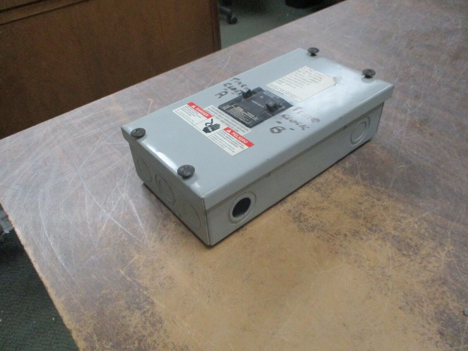 Siemens Enclosed Breaker & Arrester QSA2020 20A 120/240V Enclosure: E0204ML1060S