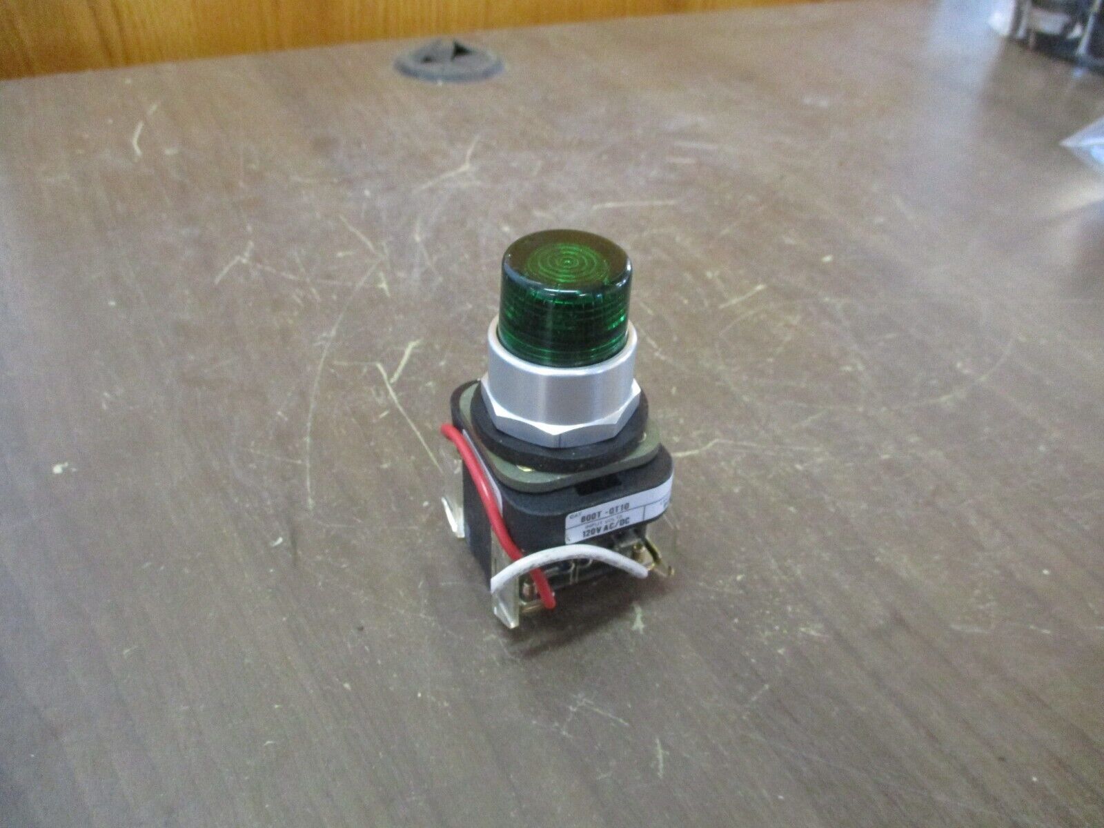 Allen-Bradley Illuminated Push Button 800T-QT10 Ser. T 120V Type 4,13 Green Used
