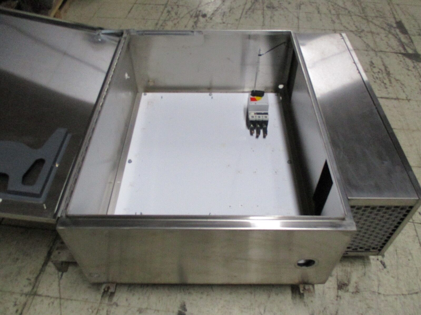 Hoffman / McLean Stainless Steel Enclosure w/ Air Conditioner A48H3616SSGLP3PT