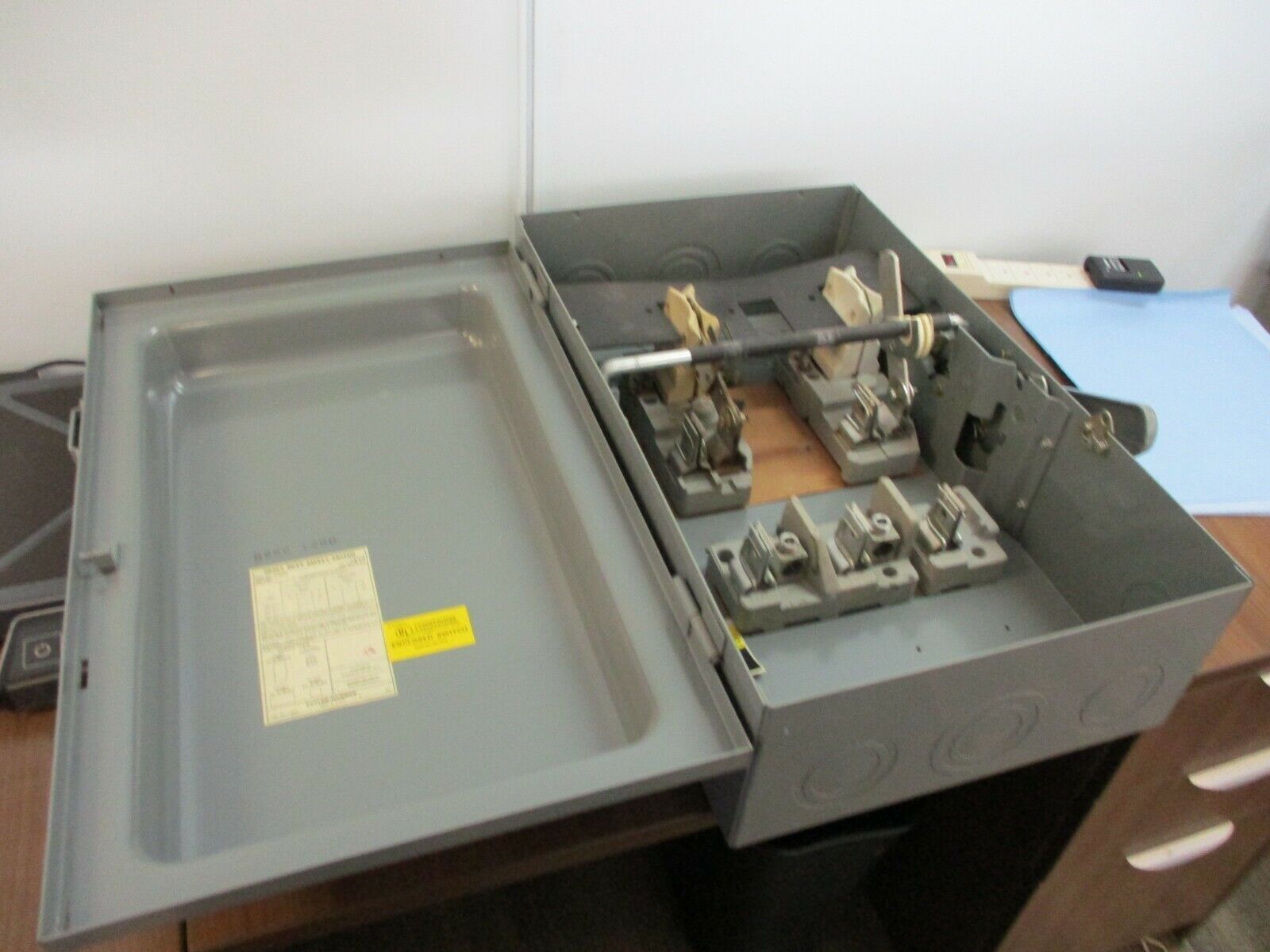 Cutler-Hammer Fusible Safety Switch/Disconnect DH324N 200A 240V Used