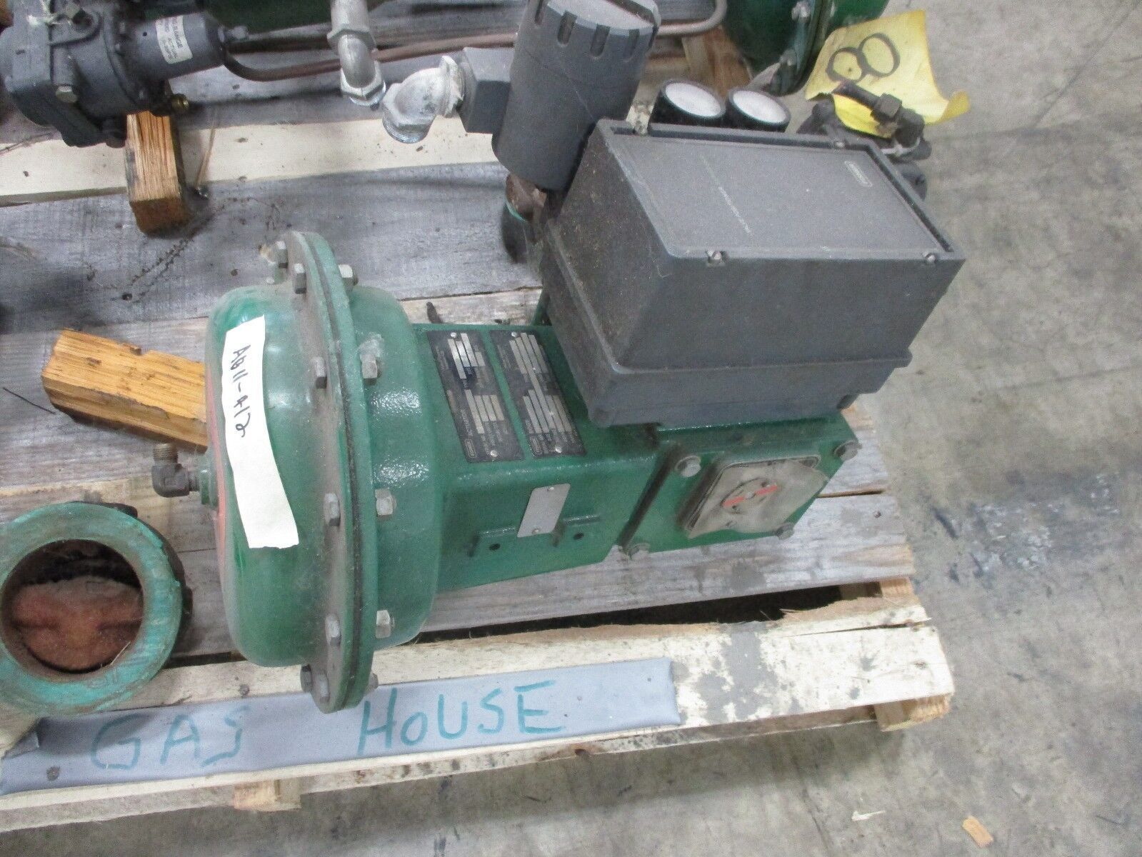 Fisher Diaphragm Control Valve w/ Positioner 1052 / 8580 Used