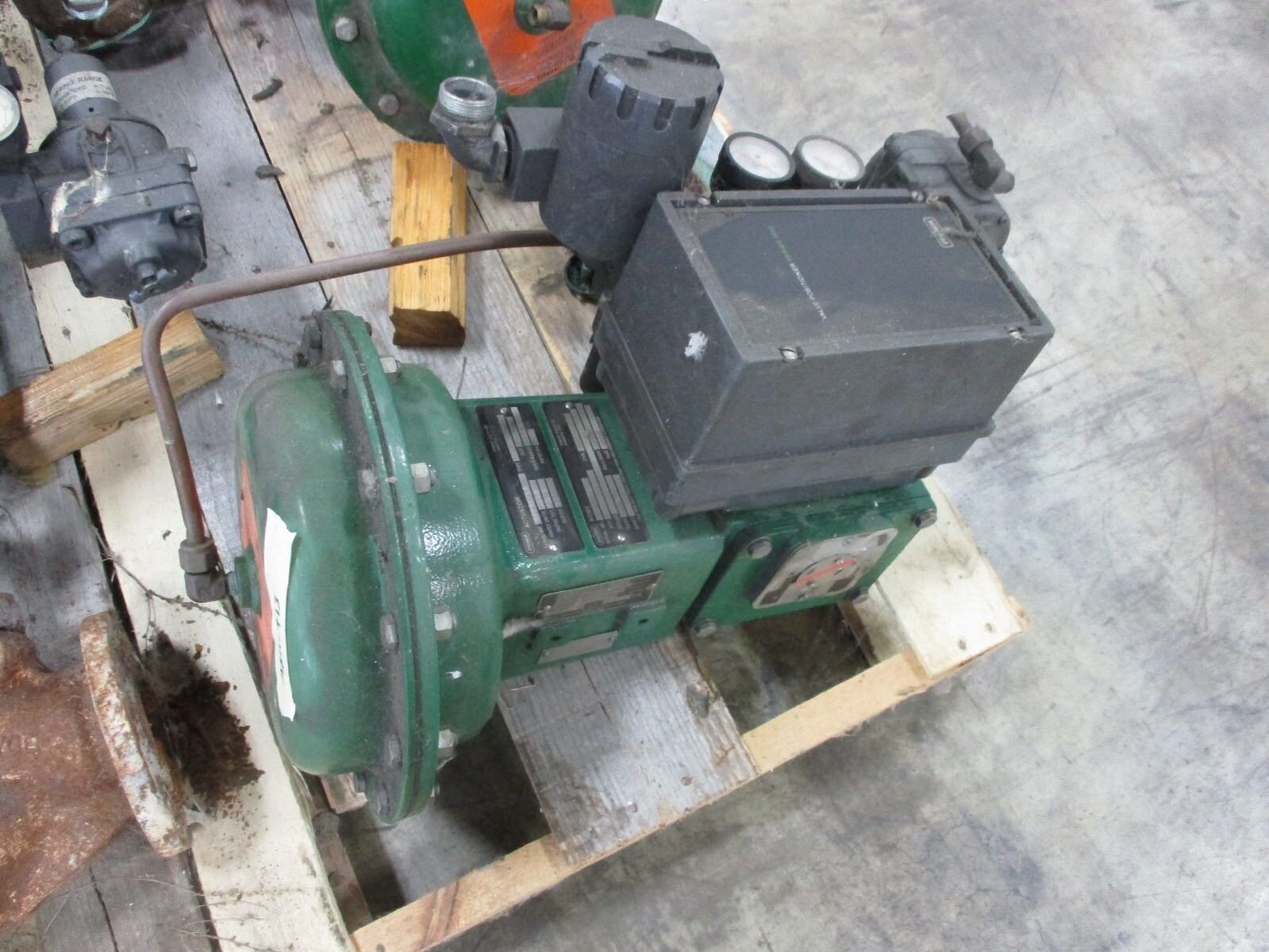 Fisher Diaphragm Control Valve w/ Positioner 1052 / 8560 Used