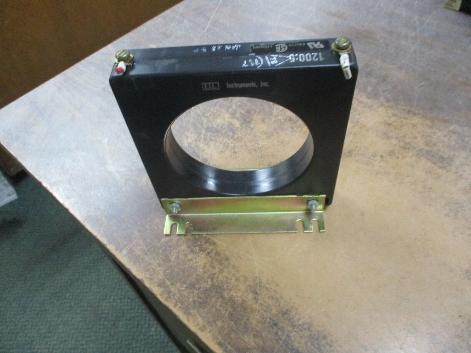 E.I.L. Current Transformer 19 SHT-122 Ratio 1200:5A 600V 50-600Hz 10KV BIL Used