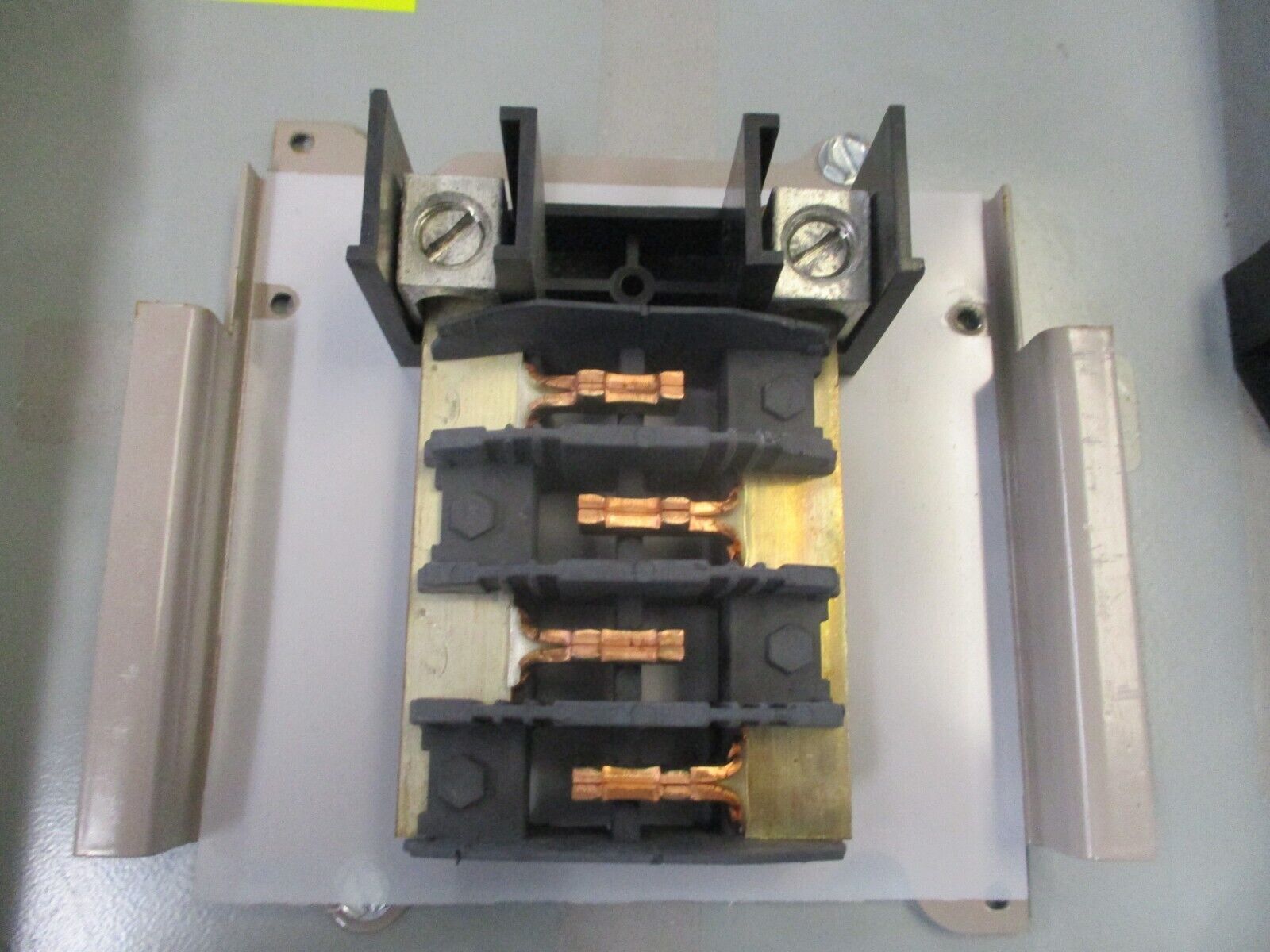 Eaton 3R Load Center CH8L125RP Ser. B 125 A 120/240V 8-Space Used.