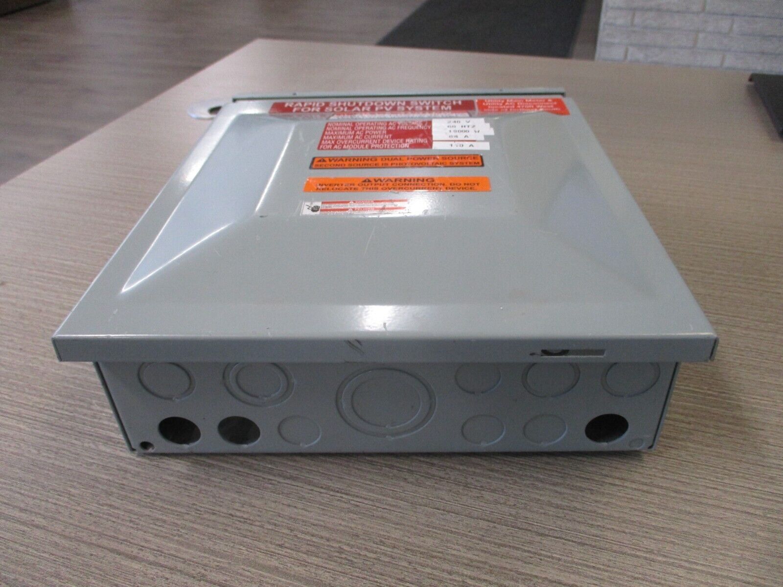 Eaton 3R Load Center CH8L125RP Ser. B 125 A 120/240V 8-Space Used.