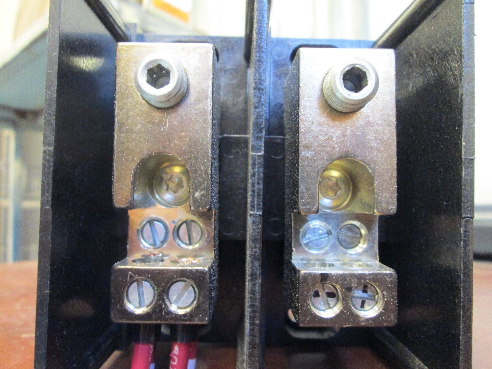 Ferraz Shawmut Terminal Block 67572 Line: (1) 2/0 Load: (4) #2-#14 Used