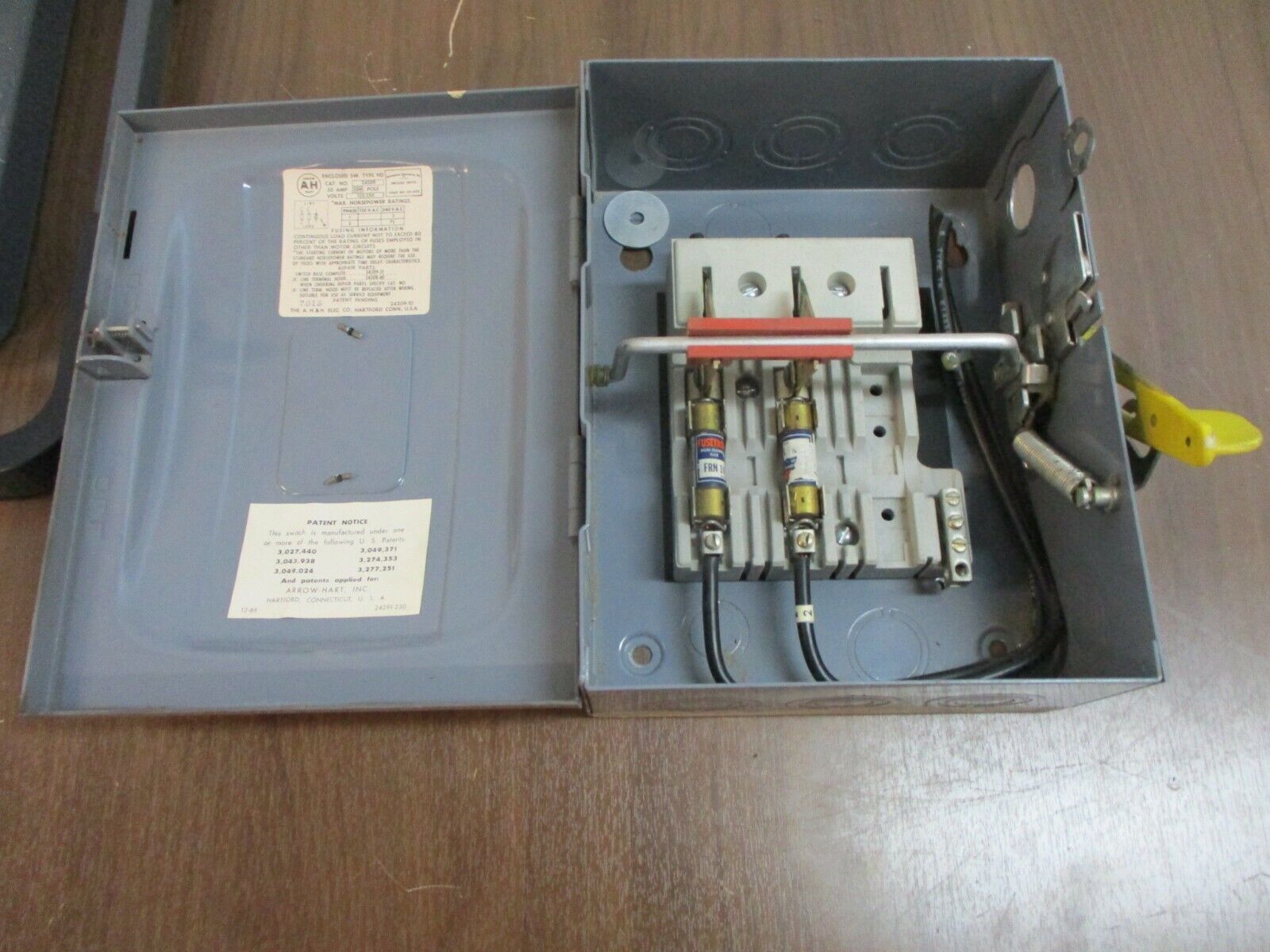 Arrow Hart Fusible Safety Switch/Disconnect 24209 30A 125-250V 2P Used