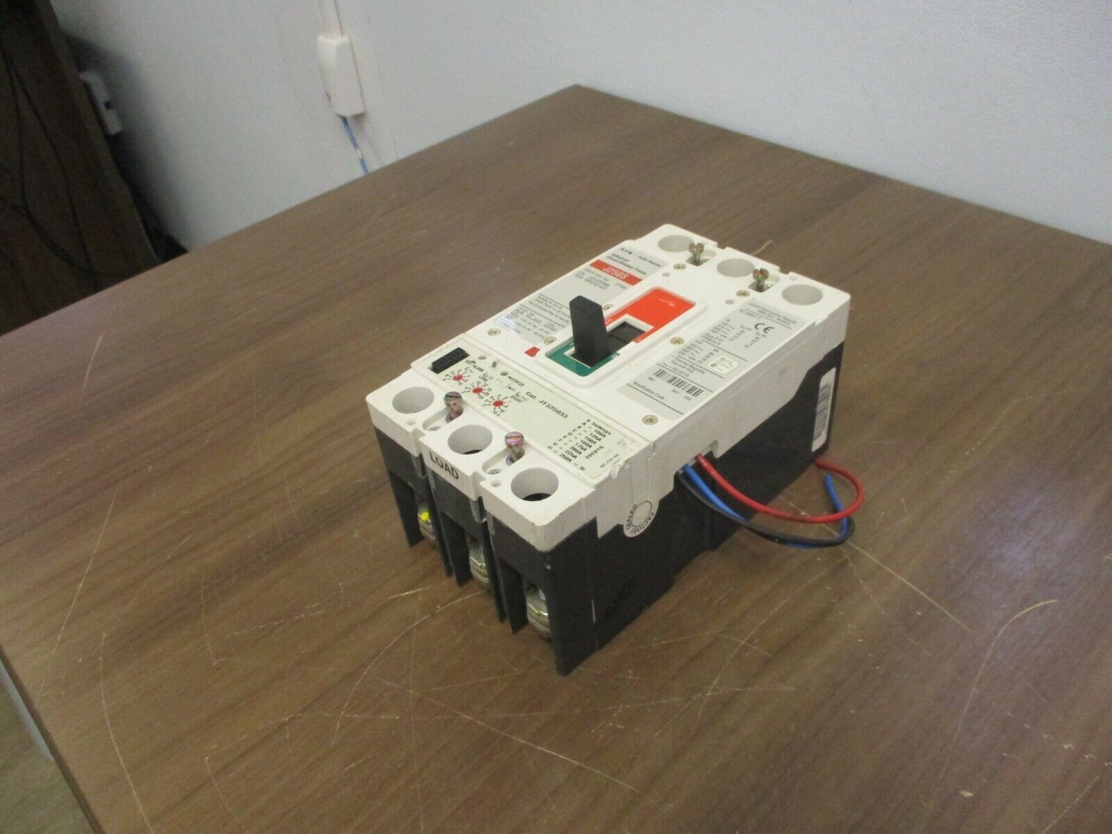 Eaton J250S Circuit Breaker JGS3250NN 250A 600V 3P Missing Cover/Some Shelf Wear