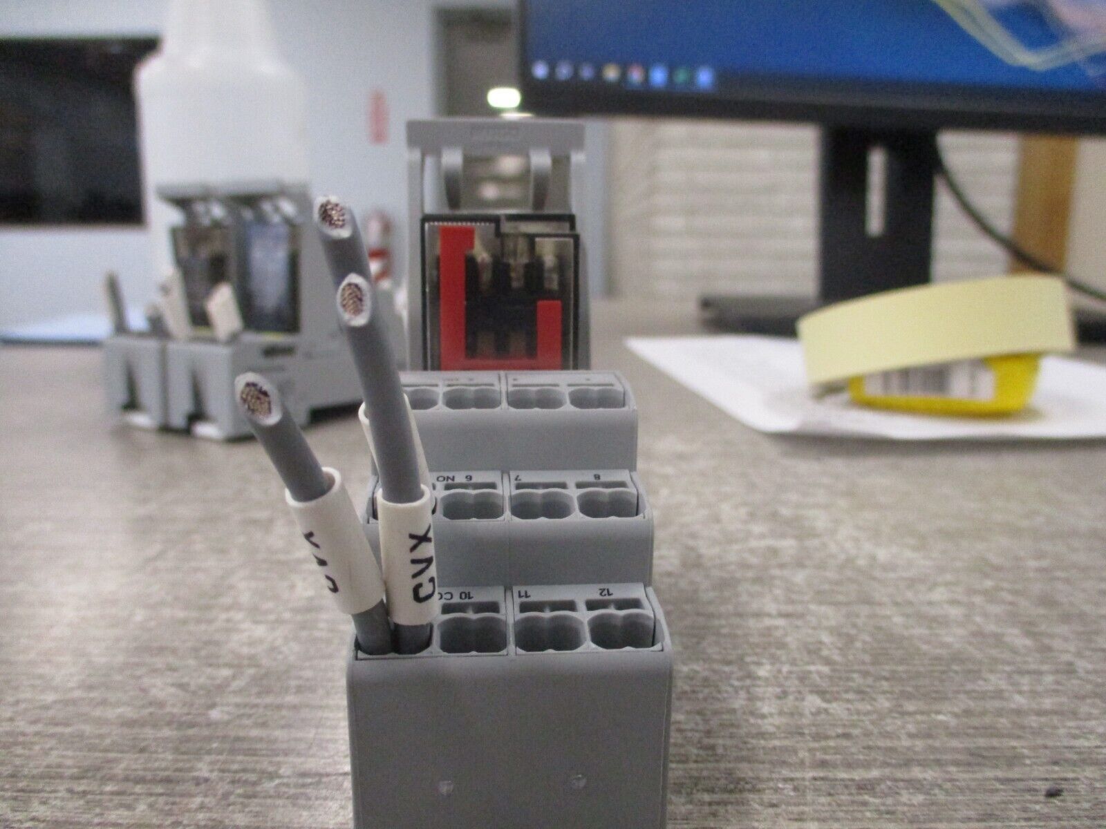 Hongfa Relay W/Base HF18FH-024-4Z1DJ 24VDC Used