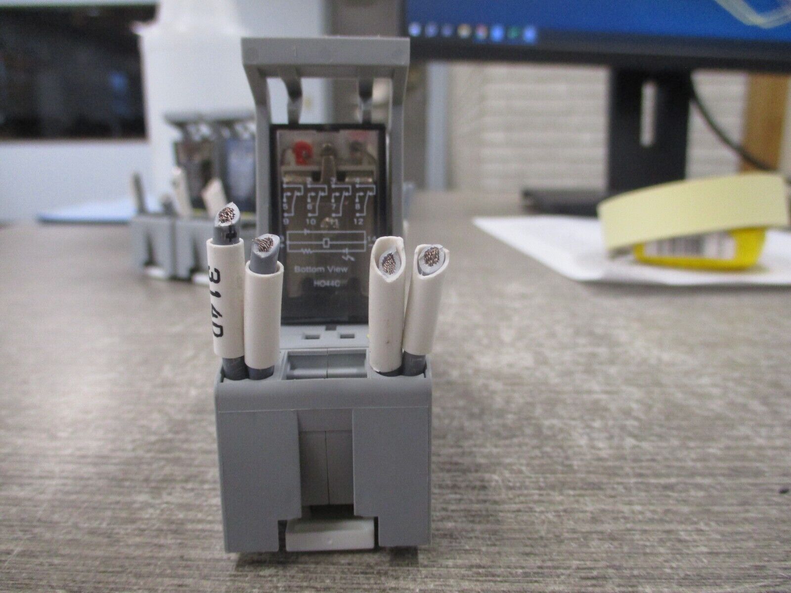 Hongfa Relay W/Base HF18FH-024-4Z1DJ 24VDC Used